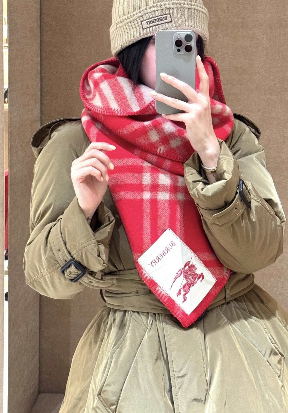 NO:678438,High version [same style as Jun Ji-hyun] Low-key luxury, soft and elegant, elite expert-level fashionable scarf. This Burberry cashmere and wool blended scarf, the more I look at it, the more I love it, the more I look at it, the more fashionable it becomes. The more I look at it, the more I like the craftsmanship and color matching. You can tell at a glance that it is not from an ordinary big factory. I really like this expert-level fashion sense. Fashionable people with attitude will definitely like it. Young, fashionable, confident, and attitude. It is beautiful!  This kind of design is more stretchy, more advanced, more majestic, and more durable. It is recommended to use the abdominal velvet tips of Albas purebred cashmere goats collected every spring to produce raw cashmere. The characteristic of this kind of cashmere is that even after being processed by human craftsmanship, the essence of raw cashmere is still retained to the greatest extent, and there will be a special texture pattern on the scarf.  It feels like holding a cloud-like air in your hand, which is really high-end. Finally, the biggest feature of this scarf is the integrated inlay process of thick thread woven plaid technology, which perfectly presents Burberry's plaid pattern in another way. Specifications: 30*180cm. High version scarf, high version scarf, burberry19860909高版本【全智贤同款】低调的奢侈感极品柔美精英高手级别的时髦感围巾这款Burberry羊绒羊毛混纺围巾,越看越爱,越看越时髦,越看越喜欢这种工艺和配色一看就知道不是一般的大工厂的,非常非常喜欢这种高手级别的时髦感,有态度的时髦人一定会喜欢.年轻,时髦,自信,有态度.很美！这样的设计更舒展,更高级,更大气,更加经得起推荐采用每年开春采集的阿尔巴斯纯种绒山羊腹部绒尖为原绒生产,这种羊绒的特点就是,即便经过人类工艺的加工,仍最大程度的保留了原绒的本质,会有特殊的肌理纹围巾握在手里就跟握着云朵般的仍空气绵绵感真的非常高级最后,这个最大的特色还有粗线编织格工艺的一体式镶嵌工艺,将Burberry的格纹另一种完美呈现.规格:30*180cm.高版本围巾,高版本围巾,burberry,scarf