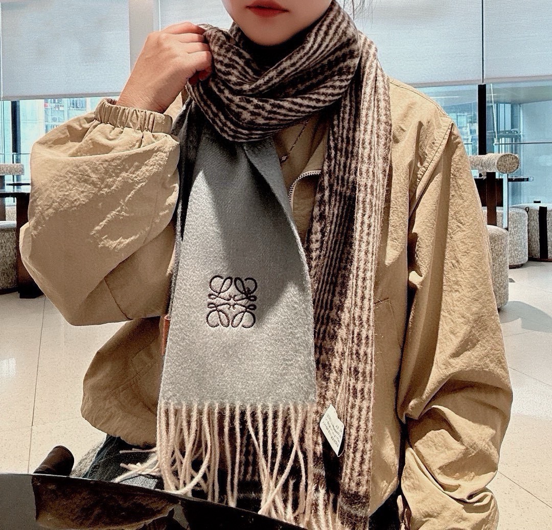 NO:678442,Loewe is very lucky to get this brand's products. It is really rare. It rarely makes domestic orders and the styles are really poor. As a top luxury brand in Spain, Loewe adheres to tradition, craftsmanship and enthusiasm, and exudes a unique Spanish aristocratic atmosphere! This model is customized for the windows of the Barcelona counter! The overall composition of the scarf is the most classic LOGO style design of their brand. Specification 18035. High version scarf, high version scarf, loewe19860909罗意威很幸運拿到這個品牌的東西,真的不多見,很少在國內做訂單,款式真的少的可怜羅意威作為西班牙的頂尖奢侈品牌,秉承傳統,技藝,熱誠,散髮獨特的西班牙貴族氣息！本款為巴塞羅納專櫃的櫥窗定制款！围巾整体构图为他们品牌最经典的LOGO风格设计.规格18035.高版本围巾,高版本围巾,loewe,scarf