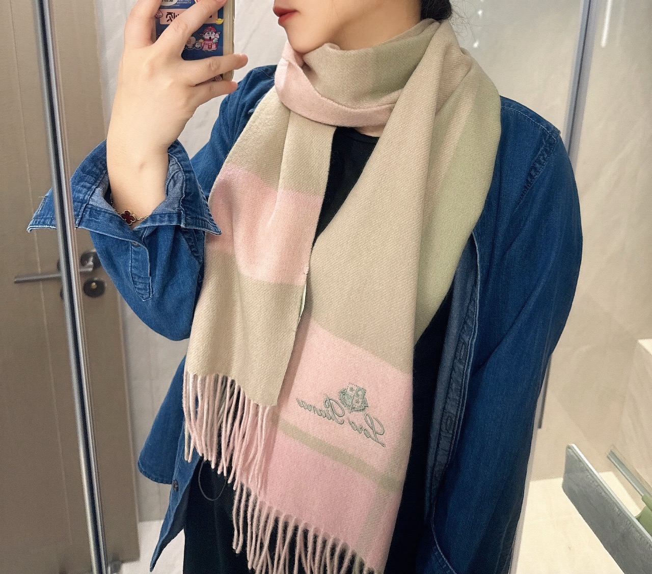 NO:678459,L P【Men's and Women's Scarves】Rude and keep it for yourself, a rare high-end men's style!  Family benefits!  Burberry's very authentic men's scarf ~ I love the fabric, it is very soft, delicate and comfortable, with slight water ripples!  The atmosphere is simple and the color is super good-looking. It is a style that any boy will like. The small logo is very exquisite and the texture is not ostentatious. The bulk goods have been shipped a few months ago. The last order is a little bit for everyone. The size is 30*180 (the total length including the tassel is 180cm). It is suitable for formal wear or casual wear. It can be folded in half or hung in a circle. It is a gentleman's style and has a warm demeanor!  high version scarf,high version scarf,burberry19860909L P【男女围巾】怒赞自留,难得的高端男款！家属福利！巴宝莉非常正的男士围巾~面料大爱,非常柔软细腻舒服,轻度水波纹！大气简约,超级好看的男神配色,任何男生都会喜欢的款吧,小小Logo非常精致的点缀,有质感不张扬~大货几个月前已装船发走~尾单余一丢丢福利大家~规格30*180（含穗子总长180cm）,搭配正装或者搭配休闲装都很合适~对折挂围或者绕圈围都完全可以,绅士有型~有温度的风度！高版本围巾,高版本围巾,burberry,scarf