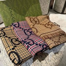 P高版本(芯片版本)G家风格字母 面料:羊毛,尺寸:47*180 羊毛真丝围巾,装饰超大造型设计GG图案。于1970年代 P高版本(芯片版本)G家风格字母 面料:羊毛,尺寸:47*180 羊毛真丝围巾,装饰超大造型设计GG图案。于1970年代