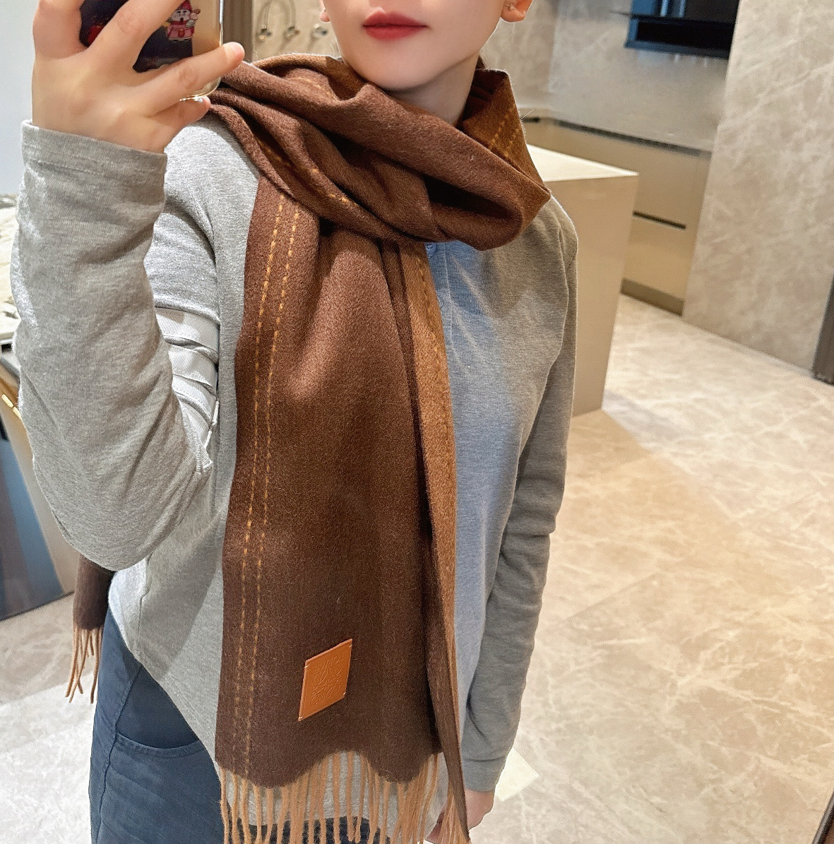 NO:678504,Luo Yiwei angrily praised the rare high-end men’s model for keeping it for himself!  Family benefits!  Burberry's very authentic men's scarf ~ I love the fabric, it is very soft, delicate and comfortable, with slight water ripples!  The atmosphere is simple and the color is super good-looking. It is a style that any boy will like. The small logo is very exquisite and the texture is not ostentatious. The bulk goods have been shipped a few months ago. The last order is a little bit for everyone. The size is 30*180 (the total length including the tassel is 180cm). It is suitable for formal wear or casual wear. It can be folded in half or hung in a circle. It is a gentleman's style and has a warm demeanor!  high version scarf,high version scarf,burberry,loewe19860909罗意威怒赞自留,难得的高端男款！家属福利！巴宝莉非常正的男士围巾~面料大爱,非常柔软细腻舒服,轻度水波纹！大气简约,超级好看的男神配色,任何男生都会喜欢的款吧,小小Logo非常精致的点缀,有质感不张扬~大货几个月前已装船发走~尾单余一丢丢福利大家~规格30*180（含穗子总长180cm）,搭配正装或者搭配休闲装都很合适~对折挂围或者绕圈围都完全可以,绅士有型~有温度的风度！高版本围巾,高版本围巾,burberry,loewe,scarf