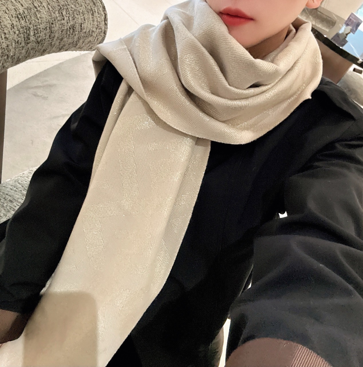 NO:678512,F family silver silk 2025 latest model, clean temperament, don’t miss it if you like it [Love], excellent reputation. If you like Jimei, please message me privately [Rose]. High version scarf, high version scarf, fendi19860909F家银丝2025最新款 气质干净 喜欢别错过[爱心] 口碑极佳 喜欢的集美赶紧私聊我哦[玫瑰].高版本围巾,高版本围巾,fendi,scarf