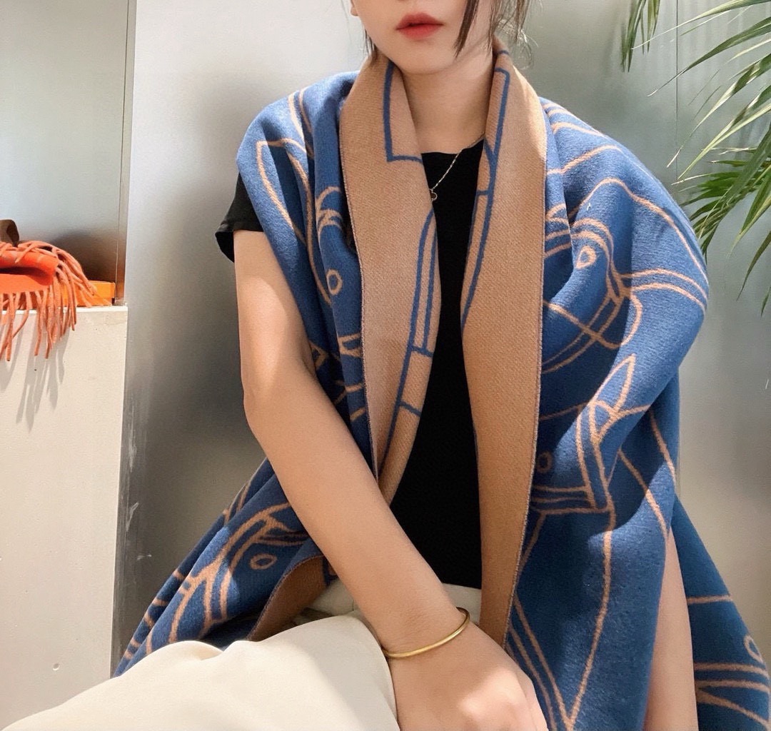 NO:678516,New Hermès scarf is made of delicate contrasting jacquard weaving, showing the Entrelacs Equestres horse head pattern designed by Geoff McFetridge. Size 40*195CM. High version scarf, high version scarf, off white, hermes19860909爱马仕新款 这款围巾采用细腻的撞色提花编织,呈现杰夫·麦克菲里奇（Geoff McFetridge）设计的Entrelacs Equestres马头图案.尺寸40*195CM.高版本围巾,高版本围巾,off white,hermes,scarf