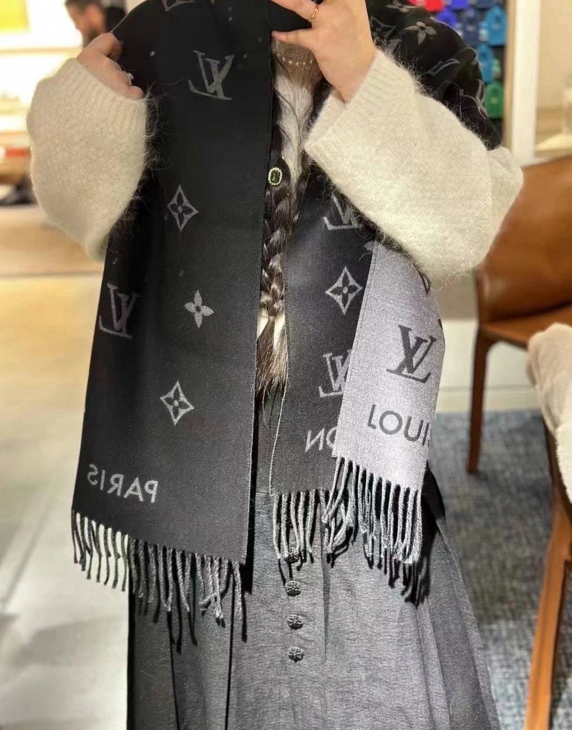 NO:678520,LV Louis Vuitton men's official picture, black and gray color matching All About Monogram scarf enlarges the classic Monogram pattern to highlight the trendy style and comfortable style. Size 35cm*185cm high version scarf, high version scarf, louis vuitton, louis vuitton19860909LV路易威登 男款官方图,黑灰拼色All About Monogram 围巾瞩目放大经典 Monogram 图案,彰显潮流格调和舒朗风范. 尺寸35cm*185cm高版本围巾,高版本围巾,louis vuitton,louis vuitton,scarf