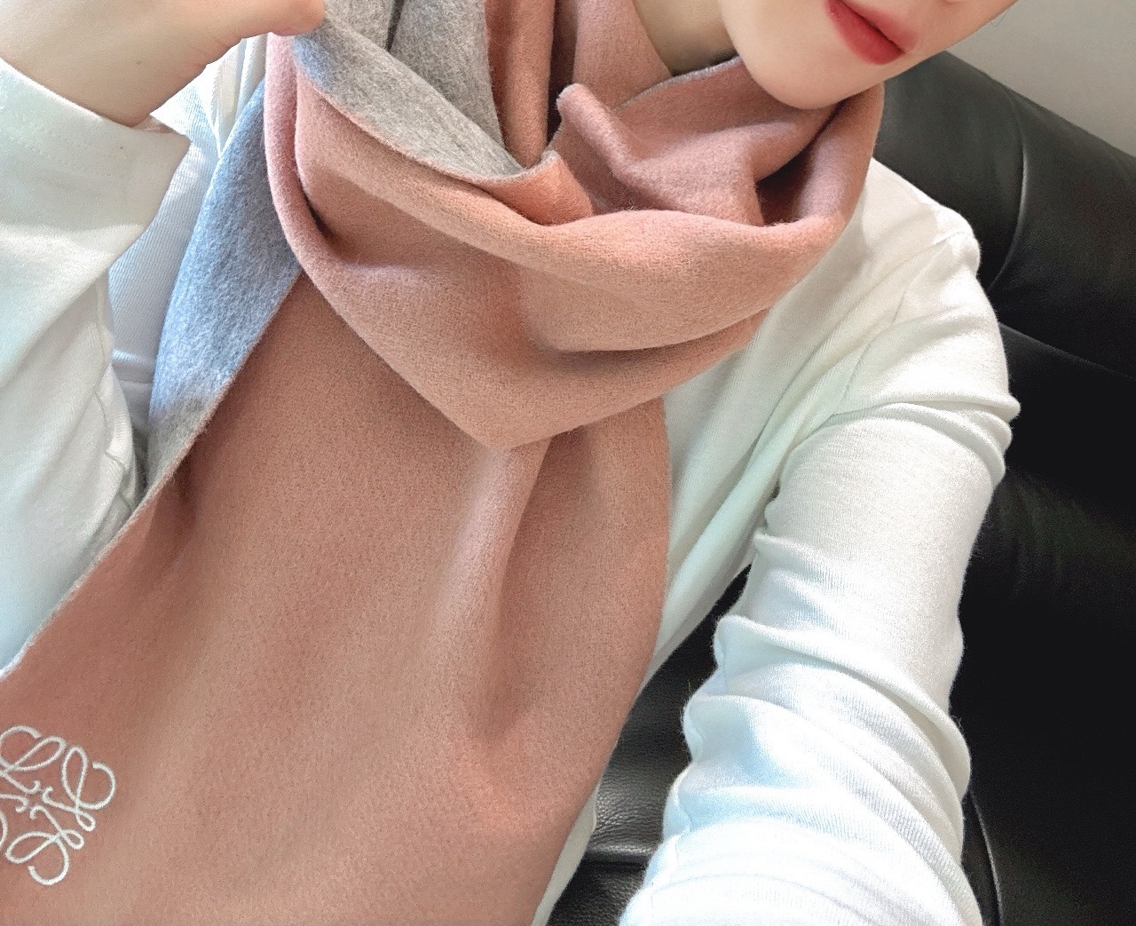 NO:678525,Luo Yiwei's [Men's and Women's Scarf] is a rare high-end men's style!  Family benefits!  Burberry's very authentic men's scarf ~ I love the fabric, it is very soft, delicate and comfortable, with slight water ripples!  The atmosphere is simple and the color is super good-looking. It is a style that any boy will like. The small logo is very exquisite and the texture is not ostentatious. The bulk goods have been shipped a few months ago. The last order is a little bit for everyone. The size is 30*180 (the total length including the tassel is 180cm). It is suitable for formal wear or casual wear. It can be folded in half or hung in a circle. It is a gentleman's style and has a warm demeanor!  .high version scarf,high version scarf,burberry,loewe19860909罗意威【男女围巾】怒赞自留,难得的高端男款！家属福利！巴宝莉非常正的男士围巾~面料大爱,非常柔软细腻舒服,轻度水波纹！大气简约,超级好看的男神配色,任何男生都会喜欢的款吧,小小Logo非常精致的点缀,有质感不张扬~大货几个月前已装船发走~尾单余一丢丢福利大家~规格30*180（含穗子总长180cm）,搭配正装或者搭配休闲装都很合适~对折挂围或者绕圈围都完全可以,绅士有型~有温度的风度！.高版本围巾,高版本围巾,burberry,loewe,scarf