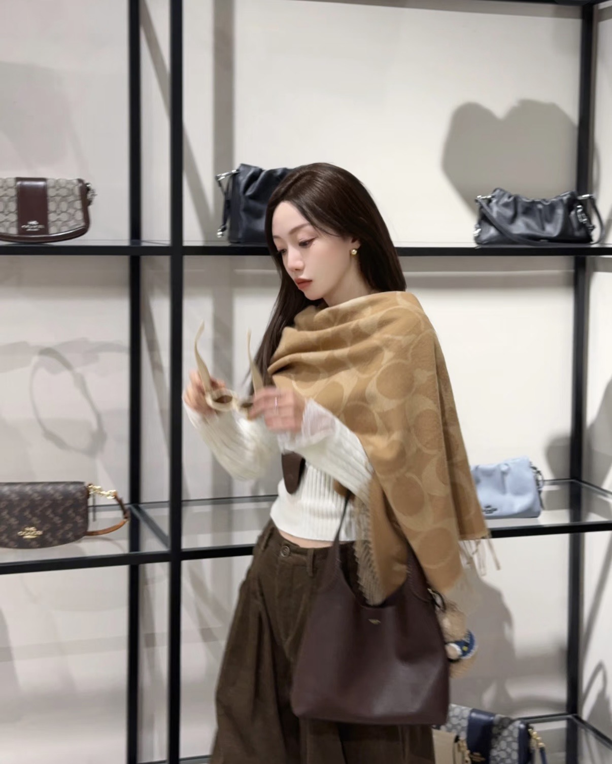 NO:678240,Coach 2025 new models arrive!  Coach is a hit!  The 6-color shawl is so pretty!  It not only has good looks but also quality. It feels super soft and comfortable. The size is 195×53cm, and the overall width is okay. It can be regarded as a small shawl. The front and back are made of complementary colors. One side has a dark logo with a light base, and the other side has the opposite color. This is a must-have scarf for autumn and winter!  .high version scarf,high version scarf,coach,coach,shawls19860909蔻驰 2025年新款到！Coach爆款！6色披肩也太好看了吧！不仅有颜值还有品质,手感超级软糯和舒服,尺寸195×53cm,整体宽度还可以,算是个小披肩.正反面做的互补色,一面是深色logo搭配浅色底,另一面是相反色,秋冬围巾一定要冲这一条！.高版本围巾,高版本围巾,coach,coach,shawls,scarf