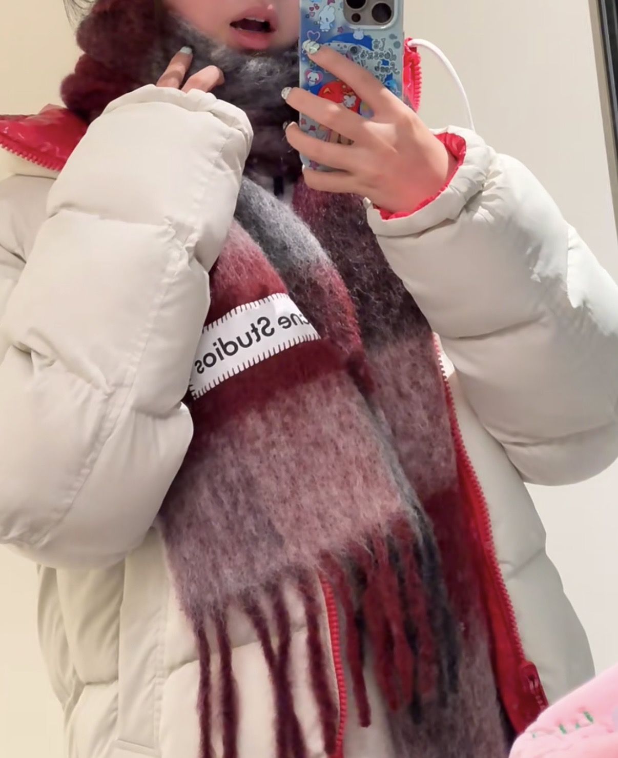 NO:678244,New colors are from the original factory, ACNE's new alpaca and mohair rainbow scarf, the warm colors of Stockholm!  I fell in love at first sight, super good-looking!  Dream color matching, instant sale of all versions on the market, real original items, Acne scarves always surprise people, the classic 'Valley' large profile version was born in Italy, blended with Nordic warm color splicing, super versatile, immersed in various color cards, you can bury your head in a big scarf in winter, super warm!  The wrapping degree is high and the face looks small!  The wool-containing mohair fabric is quite wide and comfortable, and the thick tassels are as cute as shrimp crackers!  The hand-wrapped oversized logo is particularly exquisite and surprising!  Specifications, 28*250cm, composition: 33 alpaca, 25 wool, 22 nylon, 20 mohair!  high version scarf,high version scarf,acne studios19860909新色出原厂原单,ACNE新款羊驼毛马海毛彩虹围巾,斯德哥尔摩的温暖色彩！第一眼便爱上,超高颜值！梦幻配色,秒杀市面上所有版本,真正的原单货,Acne的围巾总是让人惊喜, 经典“Valley” 大廓形版本诞生于意大利,融入北欧暖色系拼接,超级百搭,沉浸在各种色彩的色卡里,冬天里可以把头埋在大大的围巾里,超级暖活！包裹度高,显得脸小！含羊毛的马海毛,面料挺阔舒适,厚厚的流苏象虾条一样可爱！手工包针的超大Logo格外精致和惊喜！规格,28*250cm,成分33羊驼毛25羊毛22尼龙20马海毛！高版本围巾,高版本围巾,acne studios,scarf