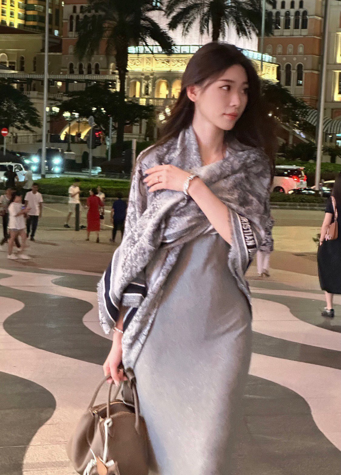 NO:678259,High version [square scarf] D's shawl has a classic animal pattern with a gorgeous texture of silk and wool blending, which is suitable for ready-to-wear and accessories. Size 140 x 140cm Fabric 57 wool, 43 silk D's animal pattern jacquard texture Full width floral. High version scarf, high version scarf, dior, real silk, shawls19860909高版本【方巾】D家披肩经典动物图案搭配丝毛混纺的华美质感,与成衣和配饰系列单品搭配相宜. 尺寸140 x 140cm 面料 57羊毛,43真丝 D家动物图案提花织纹 全幅 花卉.高版本围巾,高版本围巾,dior,real silk,shawls,scarf