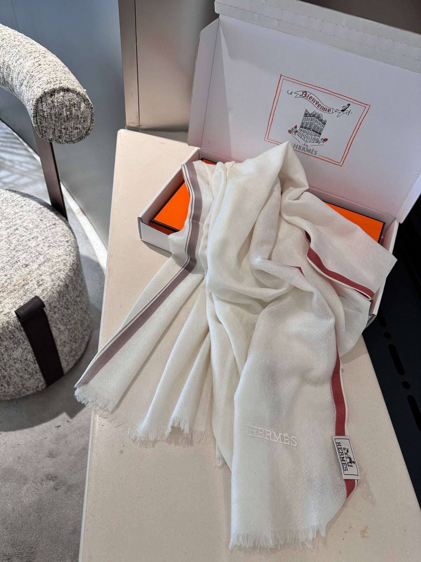🆕 🆕 P这款当之无愧的新款爆款，爱马仕配色打造极致奢华的大牌风，纯色配以两大创造师的经典logo，低调中彰显着奢华，贯
