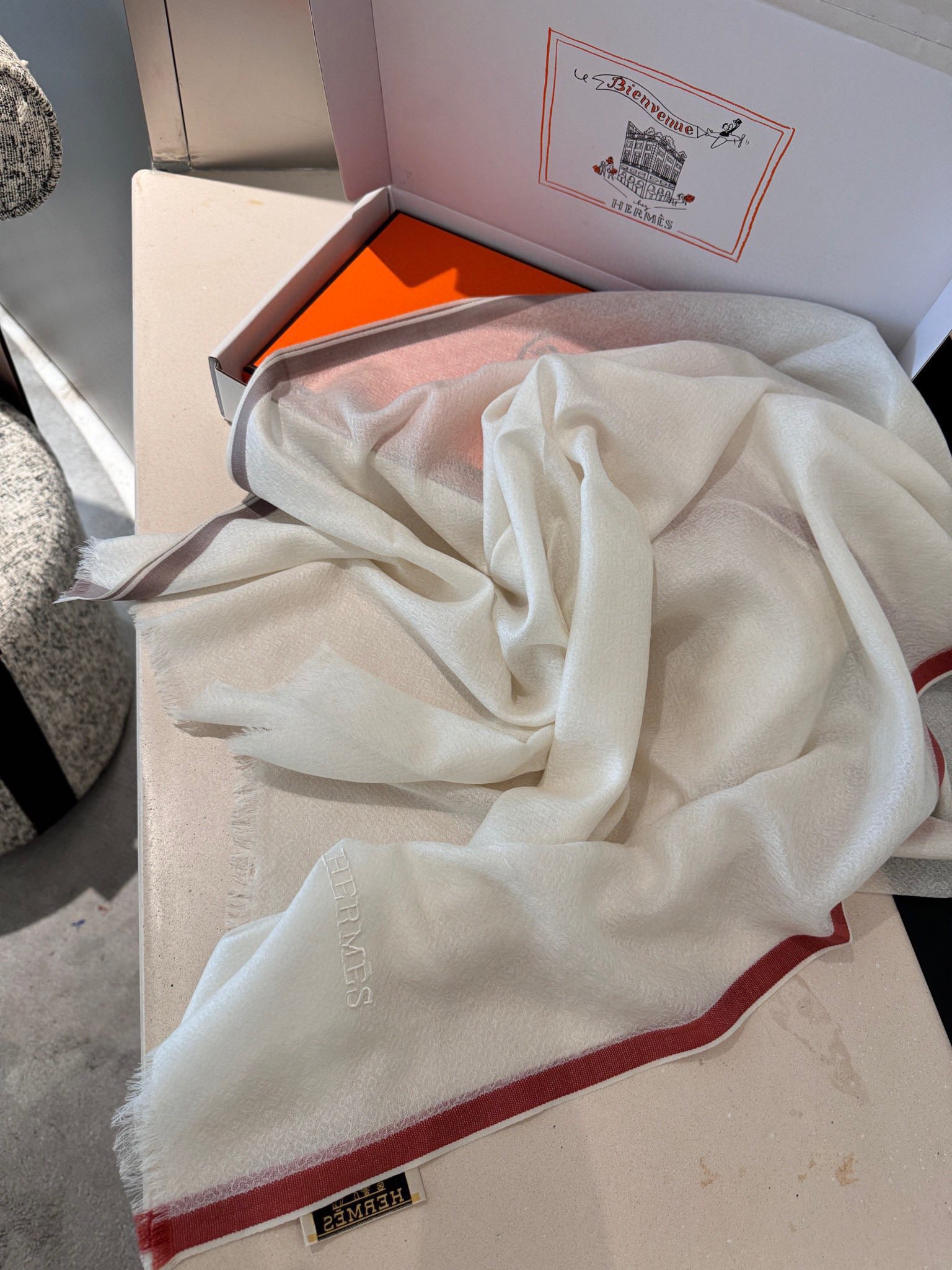 🆕 🆕 P这款当之无愧的新款爆款，爱马仕配色打造极致奢华的大牌风，纯色配以两大创造师的经典logo，低调中彰显着奢华，贯