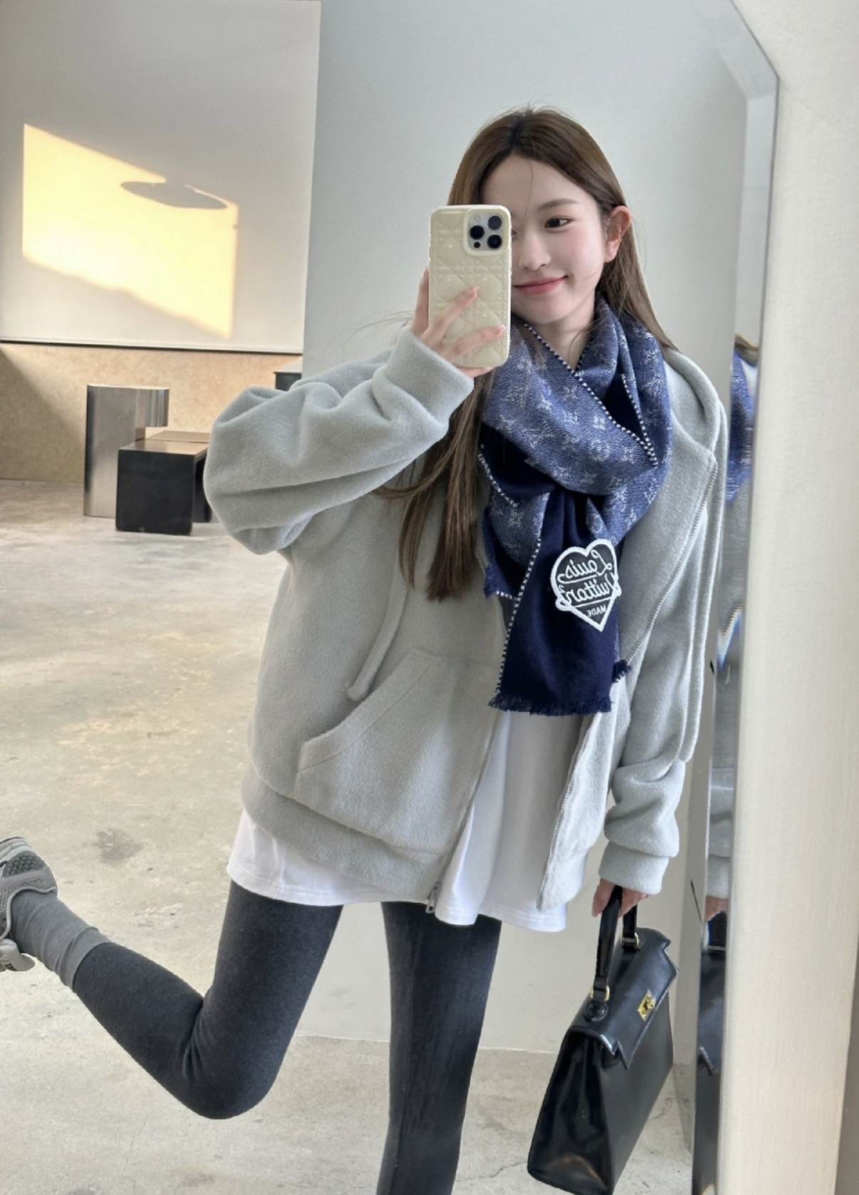 NO:714711,LV’s latest model, he’s coming, he’s coming, the Nigo co-branded denim blue scarf that is popular all over the world. It is the same style for men and women. It is universal and looks good on both men and women. This model uses water ripples to connect the classic Monogram pattern and the plain denim background. The bottom is decorated with donkey Made heart-shaped embroidery and is paired with short tassel trim. Specifications, x 43cm, MP, completely matched to the size, sheep wool, full Monogram  Heart-shaped pattern embroidery patch, the process is very complicated, and it is not directly embroidered on the scarf - high version scarf, high version scarf, louis vuitton, louis vuitton19860909lv最新款 他来啦他来啦,风靡全世界的Nigo联名款牛仔蓝围巾,男女同款,通用,男女围都好看,这款以水流波纹衔接经典 Monogram 图案和素净牛仔布底色.底端饰有驴Made 心形刺绣,搭配短流苏饰边.规格, x 43cm,MP,完全对版对标对码, 绵羊毛,全幅 Monogram 图案心形图案刺绣贴饰,工艺很复杂,非直接刺绣到围巾上的-高版本围巾,高版本围巾,louis vuitton,louis vuitton,scarf