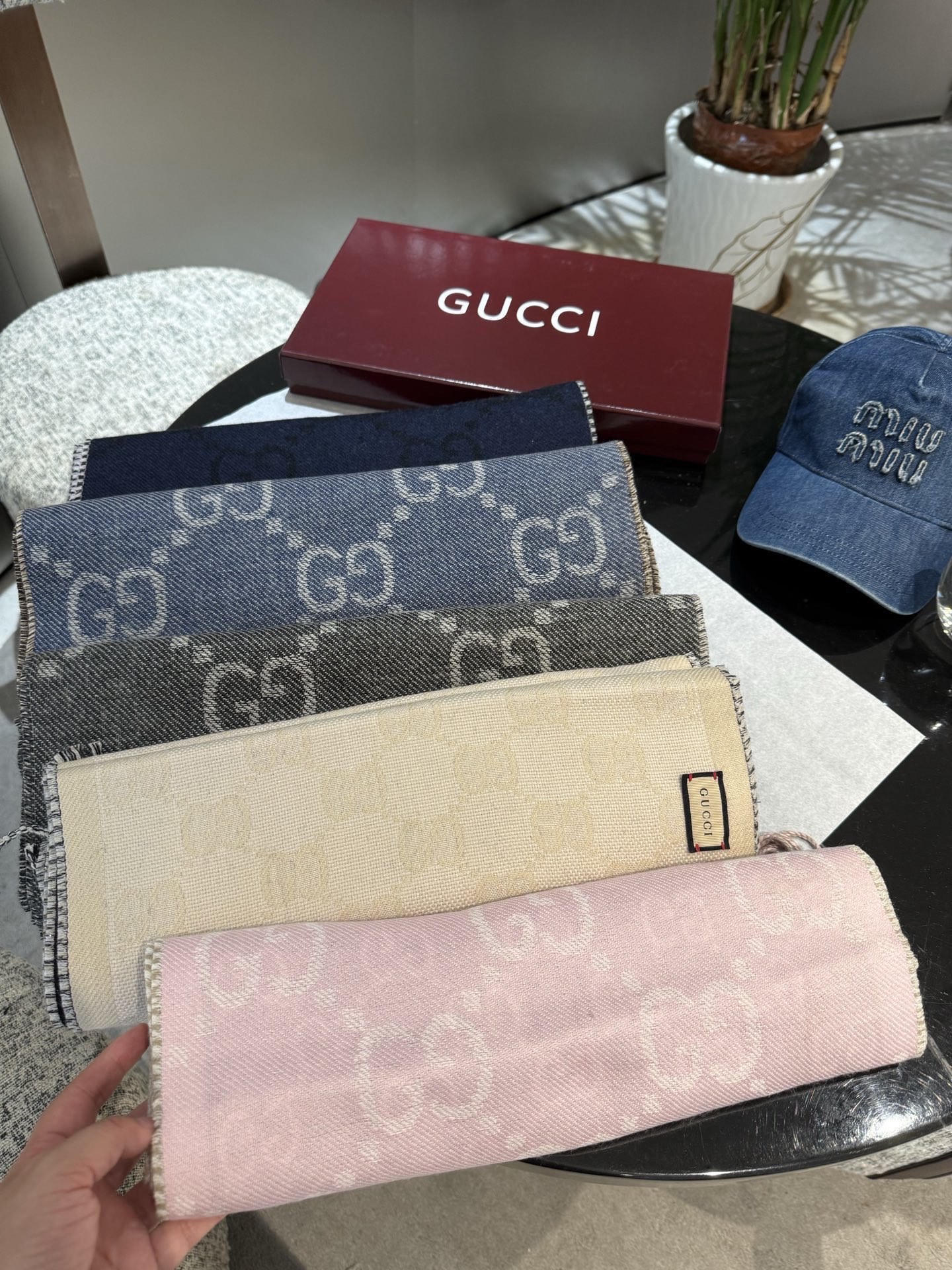 P牛❗️稳稳的“高段位”！时髦过冬！！Gucci秋冬新款提花双面围巾！高端奢华，非常重工的双面老花设计，正反两面都采用G