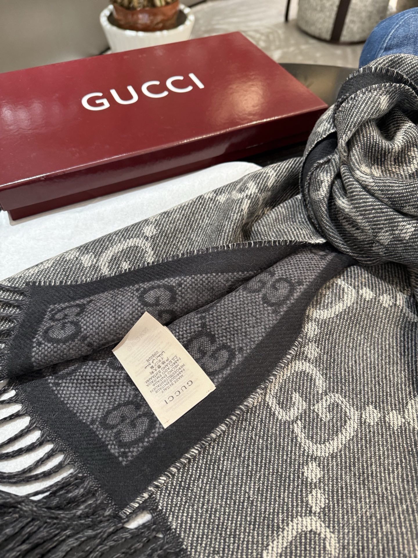 P牛❗️稳稳的“高段位”！时髦过冬！！Gucci秋冬新款提花双面围巾！高端奢华，非常重工的双面老花设计，正反两面都采用G