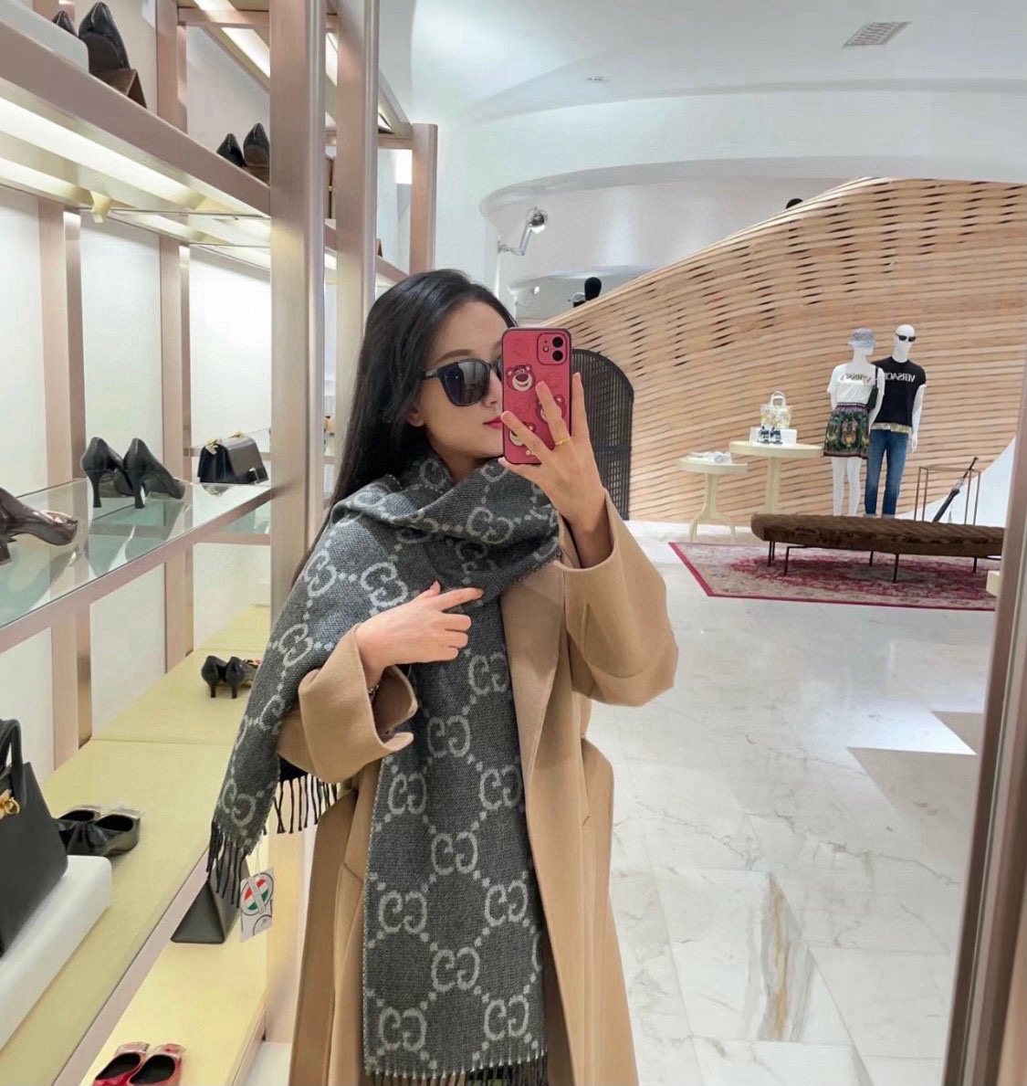 NO:714716,A solid 'high rank'!  Spend the winter in style!  !  Gucci's new autumn and winter jacquard double-sided scarf!  High-end luxury, very heavy-duty double-sided presbyopic design, with GG pattern on the front and back, smart and playful. High-end fashion essentials are a must-have. Needless to say, the quality is great. The upper body feels really invincible and high-end!  !  From Gucci, the old lady that all women will love~ She is so beautiful again!  !  It has its own high-end aura, Gucci's unique high-end fashion, and a stable 'high rank'!  Wool feels super thick, soft and comfortable!  !  !  It's really admirable, very big-name aura, full of tension, gentle, fashionable and intellectual!  Size specification 34*195cm, high version scarf, high version scarf, gucci19860909牛稳稳的“高段位”！时髦过冬！！Gucci秋冬新款提花双面围巾！高端奢华,非常重工的双面老花设计,正反两面都采用GG图案,灵动而又不失俏皮.高级时髦精必入推荐,品质牛的不需要多说了,上身的感觉真的无敌高级气质！！来自女人们都会爱的Gucci老花~又是美出了天际啊！！自带高级气场,Gucci独有的高级时髦,稳稳的“高段位”！羊毛手感超级厚实柔软舒服！！！真的非常令人佩服,非常有大牌的气场,张力十足,温柔时尚知性！尺寸规格34*195cm,高版本围巾,高版本围巾,gucci,scarf