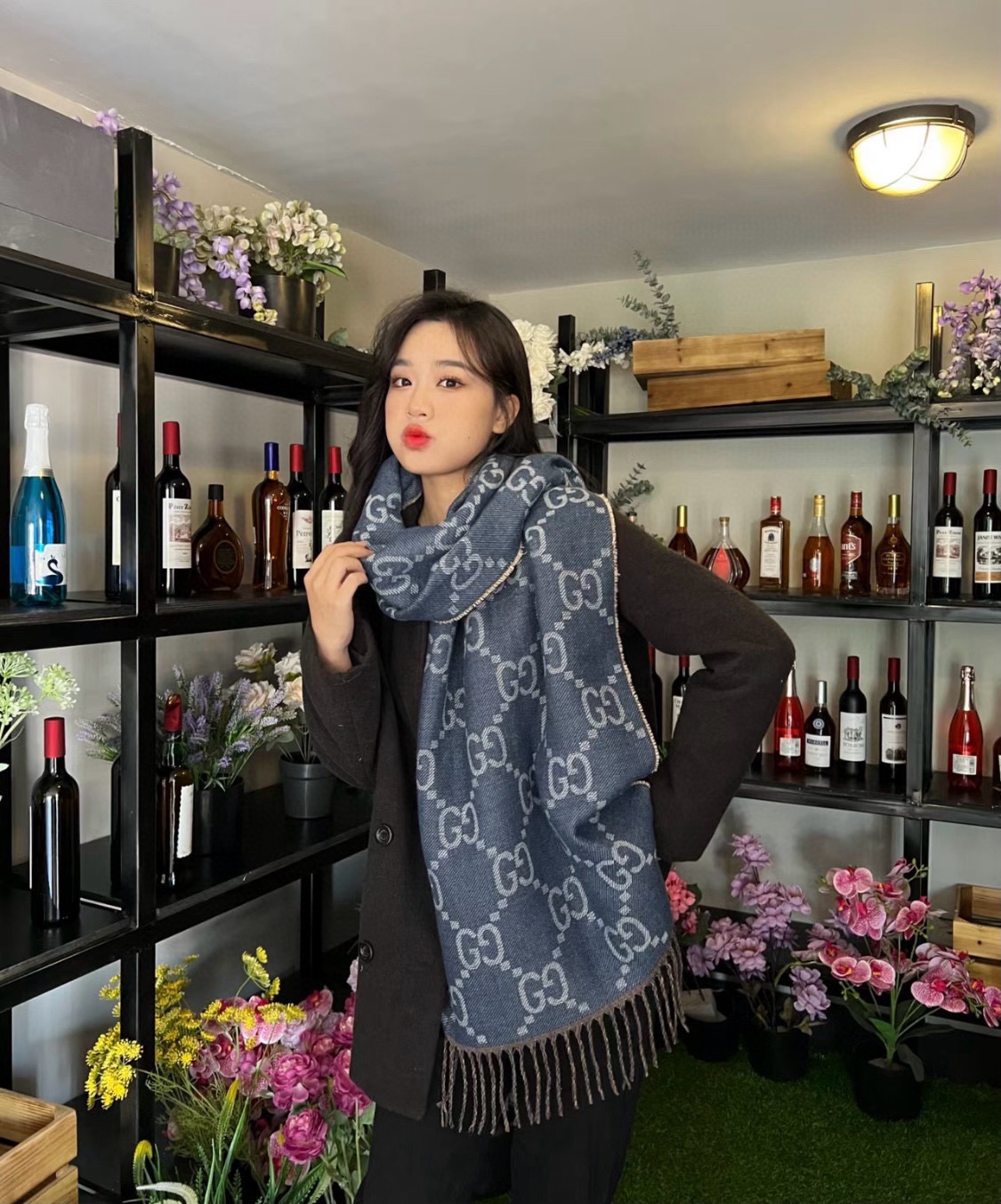 NO:714719,A solid 'high rank'!  Spend the winter in style!  !  Gucci's new autumn and winter jacquard double-sided scarf!  High-end luxury, very heavy-duty double-sided presbyopic design, with GG pattern on the front and back, smart and playful. High-end fashion essentials are a must-have. Needless to say, the quality is great. The upper body feels really invincible and high-end!  !  From Gucci, the old lady that all women will love~ She is so beautiful again!  !  It has its own high-end aura, Gucci's unique high-end fashion, and a stable 'high rank'!  Wool feels super thick, soft and comfortable!  !  !  It's really admirable, very big-name aura, full of tension, gentle, fashionable and intellectual!  Size specification 34*195cm ‘high version scarf, high version scarf, gucci19860909牛稳稳的“高段位”！时髦过冬！！Gucci秋冬新款提花双面围巾！高端奢华,非常重工的双面老花设计,正反两面都采用GG图案,灵动而又不失俏皮.高级时髦精必入推荐,品质牛的不需要多说了,上身的感觉真的无敌高级气质！！来自女人们都会爱的Gucci老花~又是美出了天际啊！！自带高级气场,Gucci独有的高级时髦,稳稳的“高段位”！羊毛手感超级厚实柔软舒服！！！真的非常令人佩服,非常有大牌的气场,张力十足,温柔时尚知性！尺寸规格34*195cm‘高版本围巾,高版本围巾,gucci,scarf