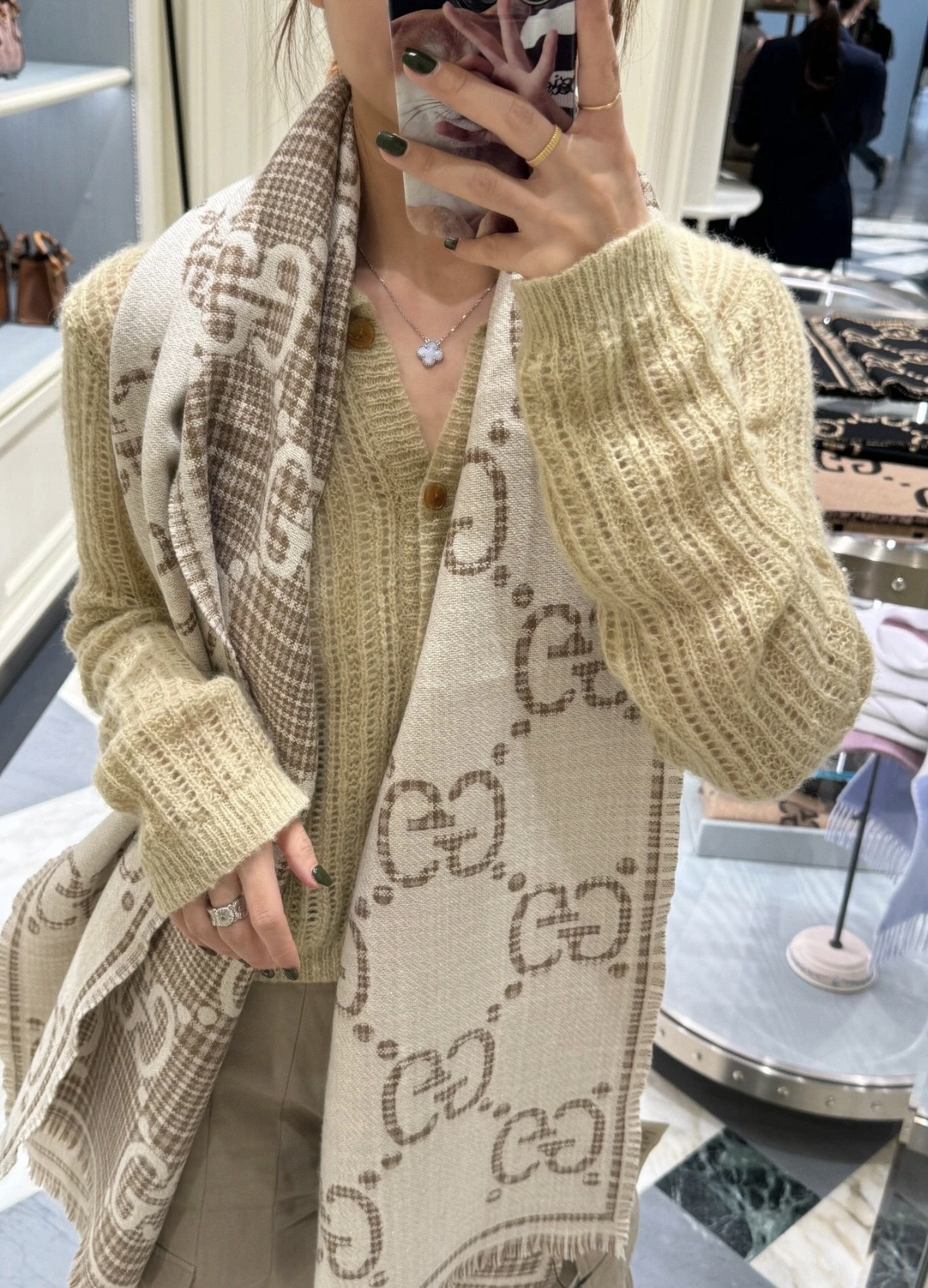 🉐️190🉐️高版本最新色出货啦🥰🥰G家风格字母
面料：羊毛，尺寸：47*180
羊毛真丝围巾，装饰超大造型设计GG图案。于1970年代首次使用的GG标识，由始于1930年代的早期Gucci菱形设计演化而来，其后便成为Gucci传承的标志。在2018早春系列中，GG图案以全新方式重返时尚前沿搭配起重返潮流的格纹风格
更加独🉐时尚！.