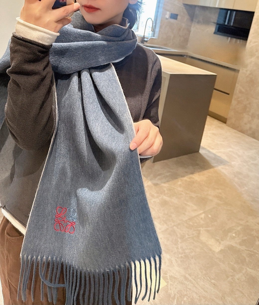 NO:714753,Luo Yiwei.【Men's and Women's Scarves】Praise for yourself, a rare high-end men's style!  Family benefits!  A very genuine scarf ~ I love the fabric, it is very soft, delicate and comfortable, with slight water ripples!  The atmosphere is simple and the color is super good-looking. It is a style that any boy will like. The small logo is very exquisite and has a texture that is not ostentatious. The bulk goods have been shipped out a few months ago. There is a little bit left over for the last order to benefit everyone. Classic men's 30cm wide cashmere scarf!  Unisex style, size 35.180 (total length including tassels 180cm), suitable for formal wear or casual wear. It can be folded in half and hung or wrapped in a circle. It is gentlemanly style and has a warm demeanor!  .high version scarf,high version scarf,loewe19860909罗意威.【男女围巾】怒赞自留,难得的高端男款！家属福利！非常正的围巾~面料大爱,非常柔软细腻舒服,轻度水波纹！大气简约,超级好看的男神配色,任何男生都会喜欢的款吧,小小Logo非常精致的点缀,有质感不张扬~大货几个月前已装船发走~尾单余一丢丢福利大家~经典男士的30cm宽羊绒围巾！男女通用款式,规格35.180（含穗子总长180cm）,搭配正装或者搭配休闲装都很合适~对折挂围或者绕圈围都完全可以,绅士有型~有温度的风度！.高版本围巾,高版本围巾,loewe,scarf