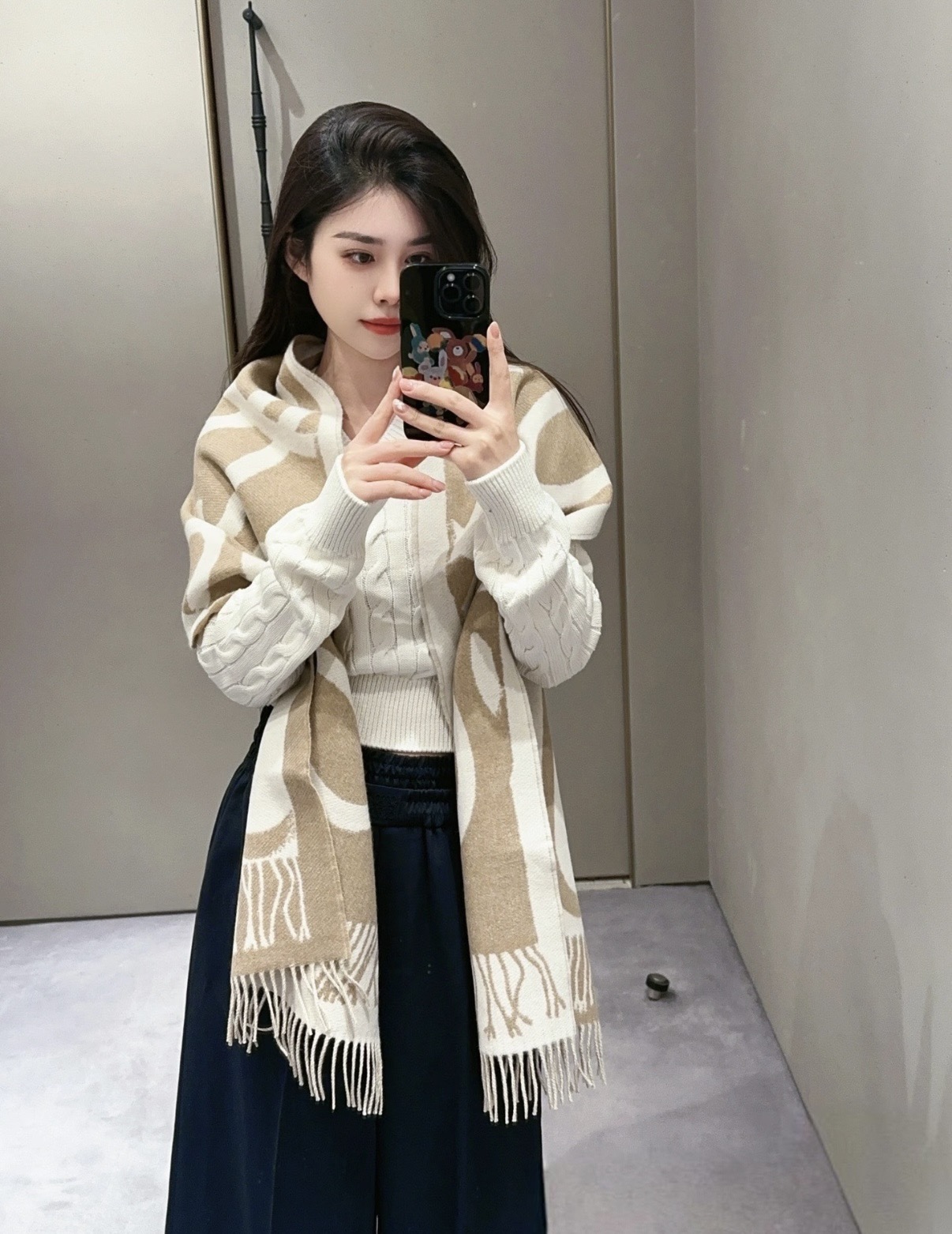 NO:704355,The new Loewe (new green) is very lucky to get something from this brand. It is really rare. We rarely make domestic orders and the styles are really poor. As the top luxury brand in Spain, Loewe adhering to tradition, craftsmanship and enthusiasm, exudes a unique Spanish aristocratic atmosphere! This model is customized for the windows of the Barcelona counter! The overall composition of the scarf is their brand’s most classic LOGO style design. High version scarf, high version scarf, loewe19860909新款罗意威（新绿色）很幸運拿到這個品牌的東西,真的不多見,很少在國內做訂單,款式真的少的可怜羅意威作為西班牙的頂尖奢侈品牌,秉承傳統,技藝,熱誠,散髮獨特的西班牙貴族氣息！本款為巴塞羅納專櫃的櫥窗定制款！围巾整体构图为他们品牌最经典的LOGO风格设计.高版本围巾,高版本围巾,loewe,scarf