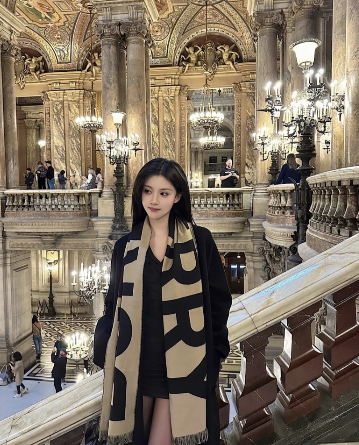 NO:704358,[Double-Sided Long Scarf with Large Letter B] Free of charge, new colors at the counter, really fragrant and a must-have recommendation!  The best quality on the Internet and recommended to my old sisters, all the details are exactly the same!  Don’t worry about buying the Burberry double-sided large letter scarf, it’s super popular, pretty and versatile!  !  Big letter logo is simple and big!  Front and back colors, exactly equal to 2 scarves!  !  A best-selling model at the counter, super warm!  !  Bur once again used two colors on the scarf, and the effect is super great. The counter price is +, which is also very cost-effective!  !  I highly recommend this scarf. It adopts the zero-point velvet method and is super soft, warm and comfortable!  The upper body is magically high-end, unique and uniquely beautiful!  !  !  Minimalist yet classic and timeless!  !  !  !  Size specification 36*180cm!  high version scarf,high version scarf,burberry19860909【B大字母双面长巾】免代购,专柜新色,真香必入推荐款！全网最好的品质推荐给我的老姐妹们,须边细节都是一模一样！放心入Burberry双面大字母围巾,超级火超级好看百搭的！！大字母Logo简约大牌！正反双色,完全等于2条围巾！！专柜热卖的款,超级保暖！！Bur又一次将双色用在了围巾上,效果是超级棒的,专柜售价＋,也是很具有性价比的一款！！这款真心推荐,采用零点底绒法,围巾超级柔暖舒服！上身就是神奇的高级,与众不同,独一份的美！！！极简却又经典永恒！！！！尺寸规格36*180cm！高版本围巾,高版本围巾,burberry,scarf