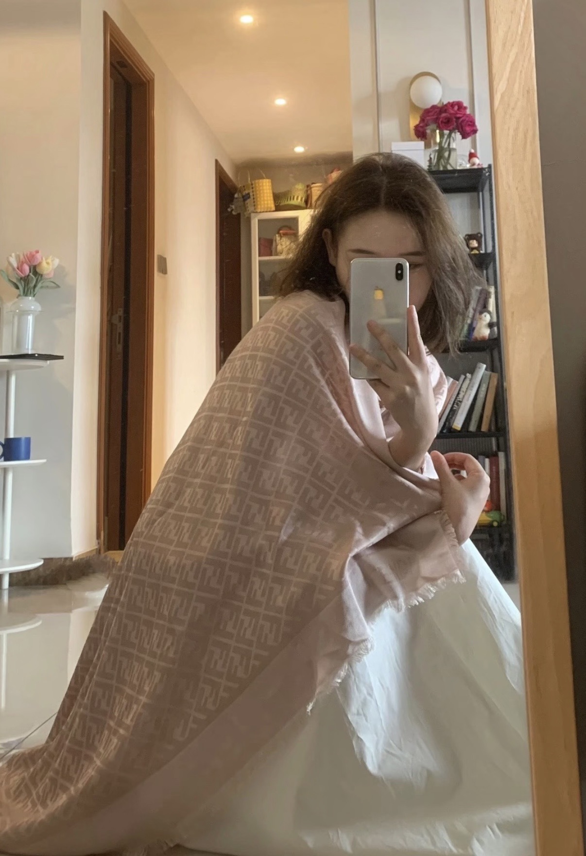 NO:704363,25 new style 'FF Filigree Jacquard Shawl' Size140x140cm Material 45 wool, 45 mulberry silk, 7 nylon, 3 nylon Double F jacquard large square scarf, new product from the counter·Both sides show a gorgeous pearlescent texture, the fabric is soft and moderately thick, a must-have for travel!  Make the overall look more layered. Get diversified outfits are highly recommended. It is a must-have item for early autumn. High version scarf, high version scarf, shawls1986090925新款《FF金银丝提花披肩》 Size140x140cm 材质45羊毛,45桑蚕丝,7锦纶,3锦纶 双F提花大方巾,专柜新品·双面呈现出华丽的珠光质感,面料柔软薄厚适中,出游必备呀！让整体造型更具有层次感 Get多样化穿搭强烈推荐 早秋必备单品哦高版本围巾,高版本围巾,shawls,scarf