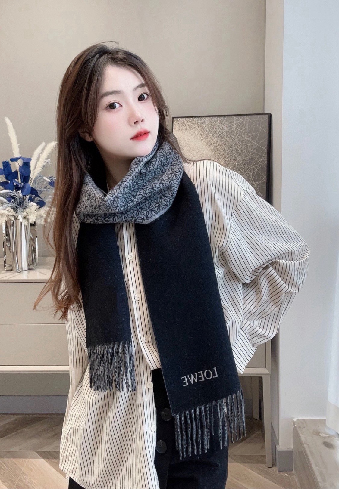 NO:704364,The latest Loeve double-sided scarf of the year, medium weight double-sided wool and cashmere blend scarf. Fully covered jacquard Anagram tassel edge with LOEWE embroidery on the corners. Material: 90 wool 10 cashmere. Size: 182*30cm without tassels. High version scarf, high version scarf, loewe19860909年最新款Loeve双面围巾,中克重双面羊毛和羊绒混纺围巾. 全覆盖提花 Anagram 流苏边缘 角落饰有 LOEWE 刺绣 材质:90 羊毛 10 羊绒 尺寸:182*30cm不含流苏.高版本围巾,高版本围巾,loewe,scarf