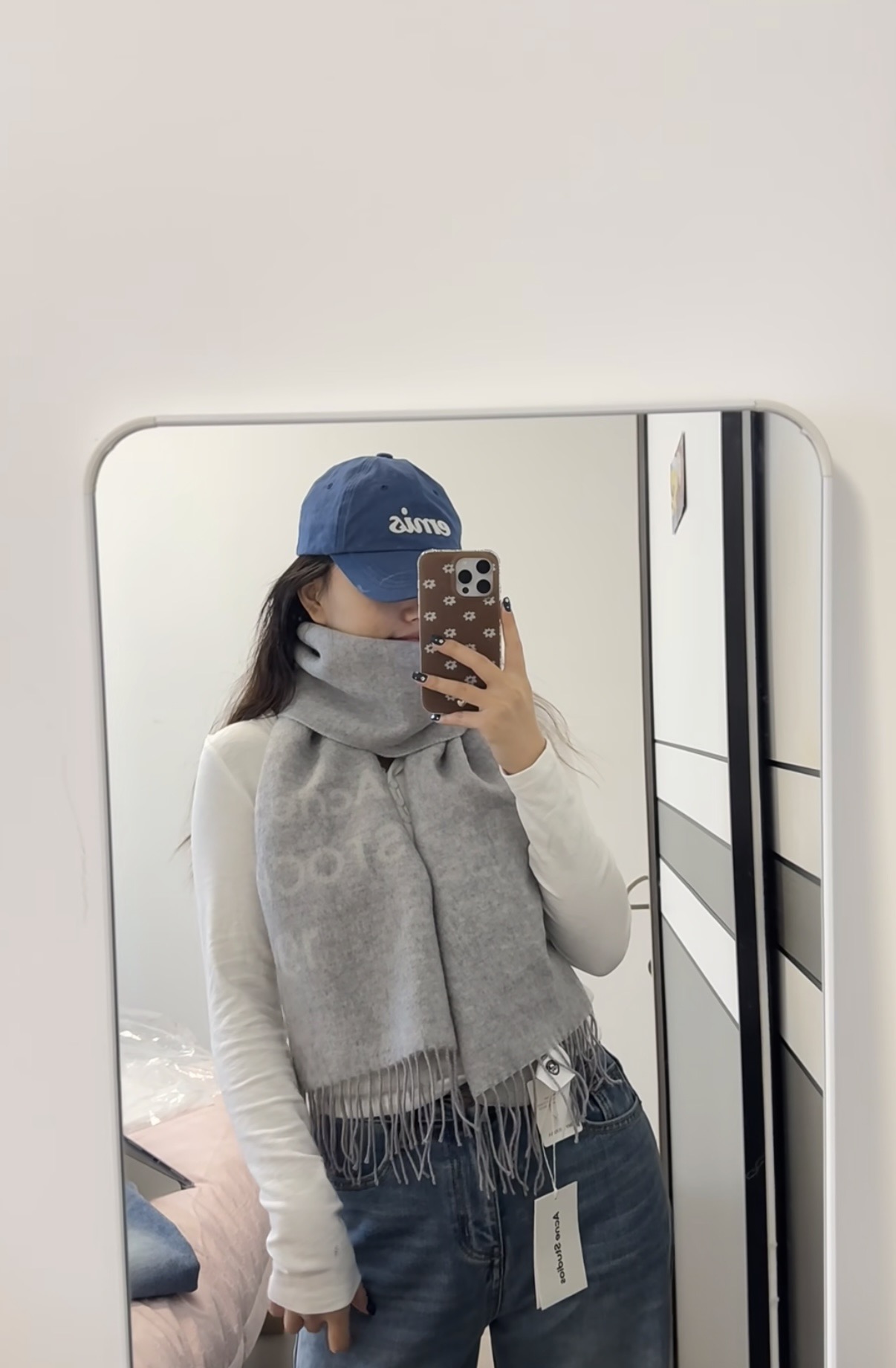 NO:704344,acne2025 latest model [rare and gentle color matching, low-key yet elegant] Highly recommended double-sided color matching, a scarf with two styles, high-end, comfortable and fashionable temperament, niche, but full of big-name style, Super Amway this touches the heart  The soft scarf of the heart, extremely simple color with eye-catching logo, the finishing touch without losing the beauty, the pursuit of successful people, the color is absolute, a little unique fairy spirit, the absolute choice for couples, the color is elegant, not enchanting, specifications 33  x 180cm high version scarf, high version scarf,acne studios19860909acne2025最新款【难得一见的温柔配色,低调又不失优雅】重点推荐双面配色,一条围巾两种风格搭配,高级舒适时髦气质,名小众,却大牌范十足,超级安利这款触动内心的柔美围巾,极其简单的颜色搭配抢眼的logo,点睛之笔确又不失美感,成功人士的追求,色彩绝对,有点独有的仙气,绝对的情侣款不二之选,颜色淡雅,不妖娆规格33 x 180cm高版本围巾,高版本围巾,acne studios,scarf