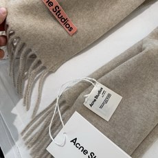 P我只能说不是所有的纯色围巾都叫Acne‼️瑞典Acne Studios APolo幼羊羔毛重磅纯色披肩/围巾‼️家喻户 P我只能说不是所有的纯色围巾都叫Acne‼️瑞典Acne Studios APolo幼羊羔毛重磅纯色披肩/围巾‼️家喻户