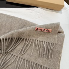P我只能说不是所有的纯色围巾都叫Acne‼️瑞典Acne Studios APolo幼羊羔毛重磅纯色披肩/围巾‼️家喻户 P我只能说不是所有的纯色围巾都叫Acne‼️瑞典Acne Studios APolo幼羊羔毛重磅纯色披肩/围巾‼️家喻户