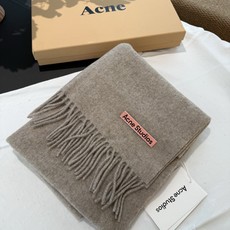P我只能说不是所有的纯色围巾都叫Acne‼️瑞典Acne Studios APolo幼羊羔毛重磅纯色披肩/围巾‼️家喻户 P我只能说不是所有的纯色围巾都叫Acne‼️瑞典Acne Studios APolo幼羊羔毛重磅纯色披肩/围巾‼️家喻户