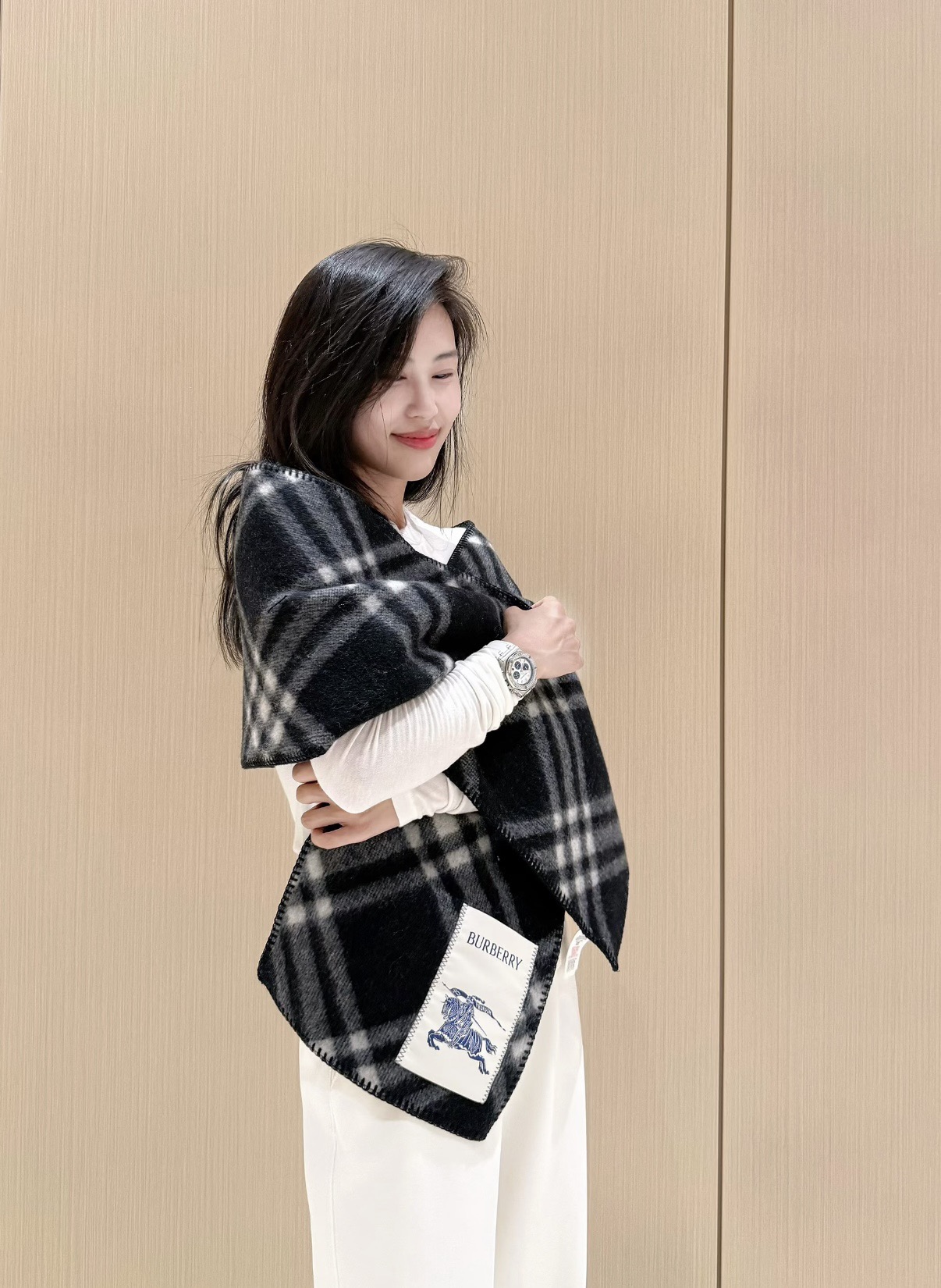 NO:704350,New label [Same style as Jun Ji-hyun] Low-key luxury, soft and elegant, elite expert-level fashionable scarf. This Burberry cashmere and wool blended scarf, the more I look at it, the more I love it, the more fashionable it becomes, the more I look at it, the more I like the craftsmanship and color matching. You can tell at a glance that it is not from an ordinary big factory. I really like this expert-level fashion sense. Fashionable people with attitude will definitely like it. Young, fashionable, confident, and attitude. It is beautiful!  This kind of design is more stretchy, more advanced, more majestic, and more durable. It is recommended to use the abdominal velvet tips of Albas purebred cashmere goats collected every spring to produce raw cashmere. The characteristic of this kind of cashmere is that even after being processed by human craftsmanship, the essence of raw cashmere is still retained to the greatest extent, and there will be a special texture pattern on the scarf.  It feels like holding a cloud-like air in your hand, which is really high-end. Finally, the biggest feature of this scarf is the integrated inlay process of thick thread weaving plaid technology, which perfectly presents Burberry's plaid pattern in another way. Specifications: 30*180cm high version scarf, high version scarf, burberry19860909新标【全智贤同款】低调的奢侈感极品柔美精英高手级别的时髦感围巾这款Burberry羊绒羊毛混纺围巾,越看越爱,越看越时髦,越看越喜欢这种工艺和配色一看就知道不是一般的大工厂的,非常非常喜欢这种高手级别的时髦感,有态度的时髦人一定会喜欢.年轻,时髦,自信,有态度.很美！这样的设计更舒展,更高级,更大气,更加经得起推荐采用每年开春采集的阿尔巴斯纯种绒山羊腹部绒尖为原绒生产,这种羊绒的特点就是,即便经过人类工艺的加工,仍最大程度的保留了原绒的本质,会有特殊的肌理纹围巾握在手里就跟握着云朵般的仍空气绵绵感真的非常高级最后,这个最大的特色还有粗线编织格工艺的一体式镶嵌工艺,将Burberry的格纹另一种完美呈现.规格:30*180cm高版本围巾,高版本围巾,burberry,scarf