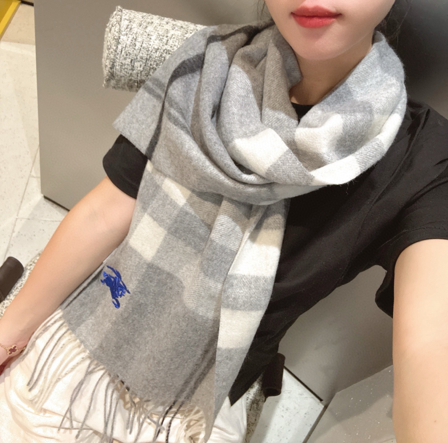 NO:704370,Burberry [Men's and women's scarf] is a rare high-end men's style!  Family benefits!  Burberry's very authentic men's scarf ~ I love the fabric, it is very soft, delicate and comfortable, with slight water ripples!  The atmosphere is simple and the color is super good-looking. It is a style that any boy will like. The small logo is very exquisite and the texture is not ostentatious. The bulk goods have been shipped a few months ago. The last order is a little bit for everyone. The size is 30*180 (the total length including the tassel is 180cm). It is suitable for formal wear or casual wear. It can be folded in half or hung in a circle. It is a gentleman's style and has a warm demeanor!  high version scarf,high version scarf,burberry19860909巴宝莉【男女围巾】怒赞自留,难得的高端男款！家属福利！巴宝莉非常正的男士围巾~面料大爱,非常柔软细腻舒服,轻度水波纹！大气简约,超级好看的男神配色,任何男生都会喜欢的款吧,小小Logo非常精致的点缀,有质感不张扬~大货几个月前已装船发走~尾单余一丢丢福利大家~规格30*180（含穗子总长180cm）,搭配正装或者搭配休闲装都很合适~对折挂围或者绕圈围都完全可以,绅士有型~有温度的风度！高版本围巾,高版本围巾,burberry,scarf