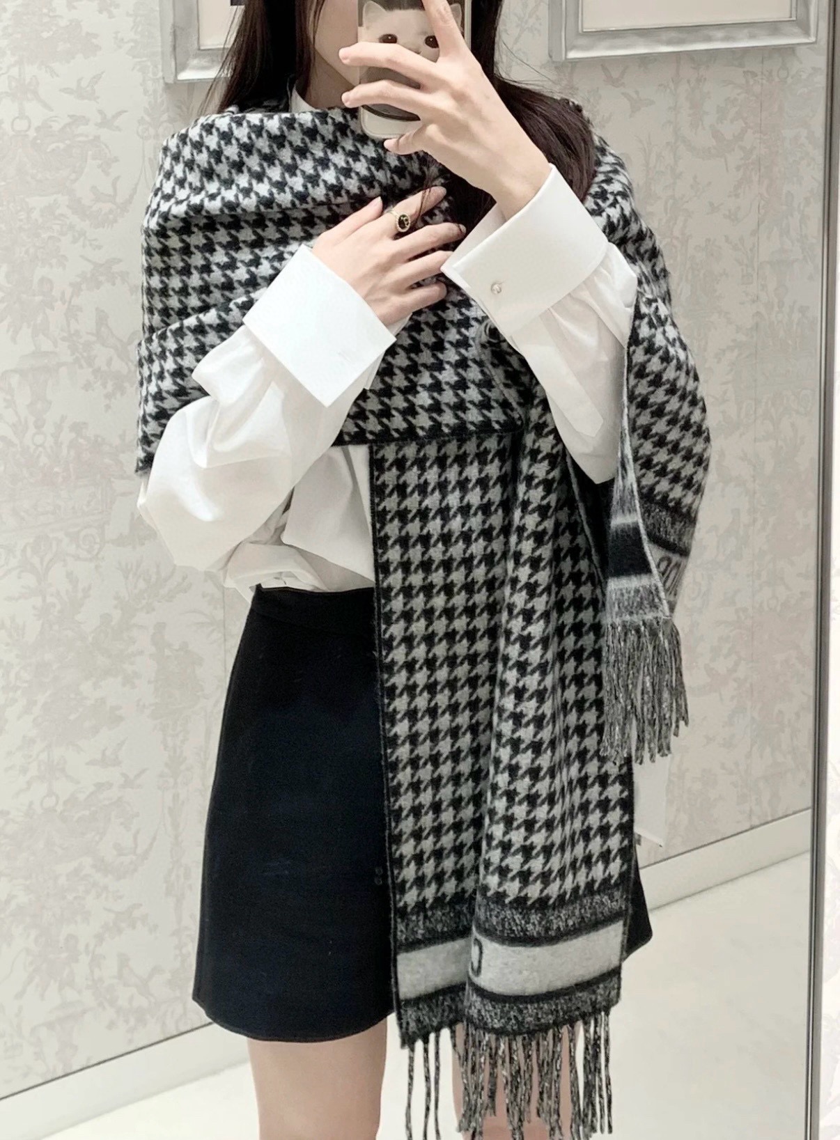 NO:704379,Dior25 new houndstooth scarf, this scarf pays tribute to the classic pink and white houndstooth pattern. Carefully crafted from cashmere fabric, double-sided design, decorated with tassel trim, embellished with contrasting Christian Dior signature jacquard strip pattern. Warm and soft, can be tied around the neck or draped over the shoulders. Pink and white double-sided houndstooth pattern, contrasting Christian Dior logo jacquard strip pattern, tassel trim, cashmere  Specifications, 45x200cm (excluding tassel size at both ends) high version scarf, high version scarf, dior19860909Dior25新款千鸟格围巾,这款围巾向经典的粉色和白色千鸟格纹图案致敬.采用羊绒面料精心制作,双面设计,饰以流苏饰边,点缀以对比鲜明的 Christian Dior 标志提花条形图案.保暖柔软,可系在颈部或披在肩部. 粉色和白色双面千鸟格纹图案 对比鲜明的 Christian Dior 标志提花条形图案 流苏饰边 山羊绒 规格,45x200cm（不含两端流苏尺寸）高版本围巾,高版本围巾,dior,scarf