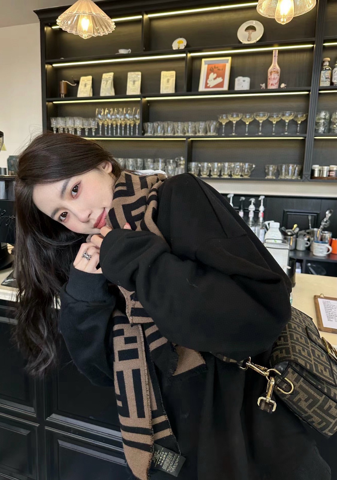 NO:704371,High version of the universal couple FENDI [FF] scarf, the official website is updated simultaneously with big brands, wool jacquard weaving, soft, comfortable, luxurious and textured, made of two-color interwoven jacquard technology, the front and back colors are interchangeable, both can be used, double-striped edges in corresponding colors, simple, generous and fashionable, the real thing is very high-end, hard to come by, good goods wait for no one, if you like it, you can’t miss it!  18035 high version scarf, high version scarf, fendi19860909高版本 通用情侣款FENDI【FF】围巾,官网同步大牌更新,羊毛提花编织,手感柔软舒适奢华有质感,由双色交织提花工艺打造,正反双面颜色互换,均可使用,对应色双条纹收边,简单大方又时尚,实物非常高档,可遇而不可求,好货不等人,喜欢就不能错过哦！18035高版本围巾,高版本围巾,fendi,scarf