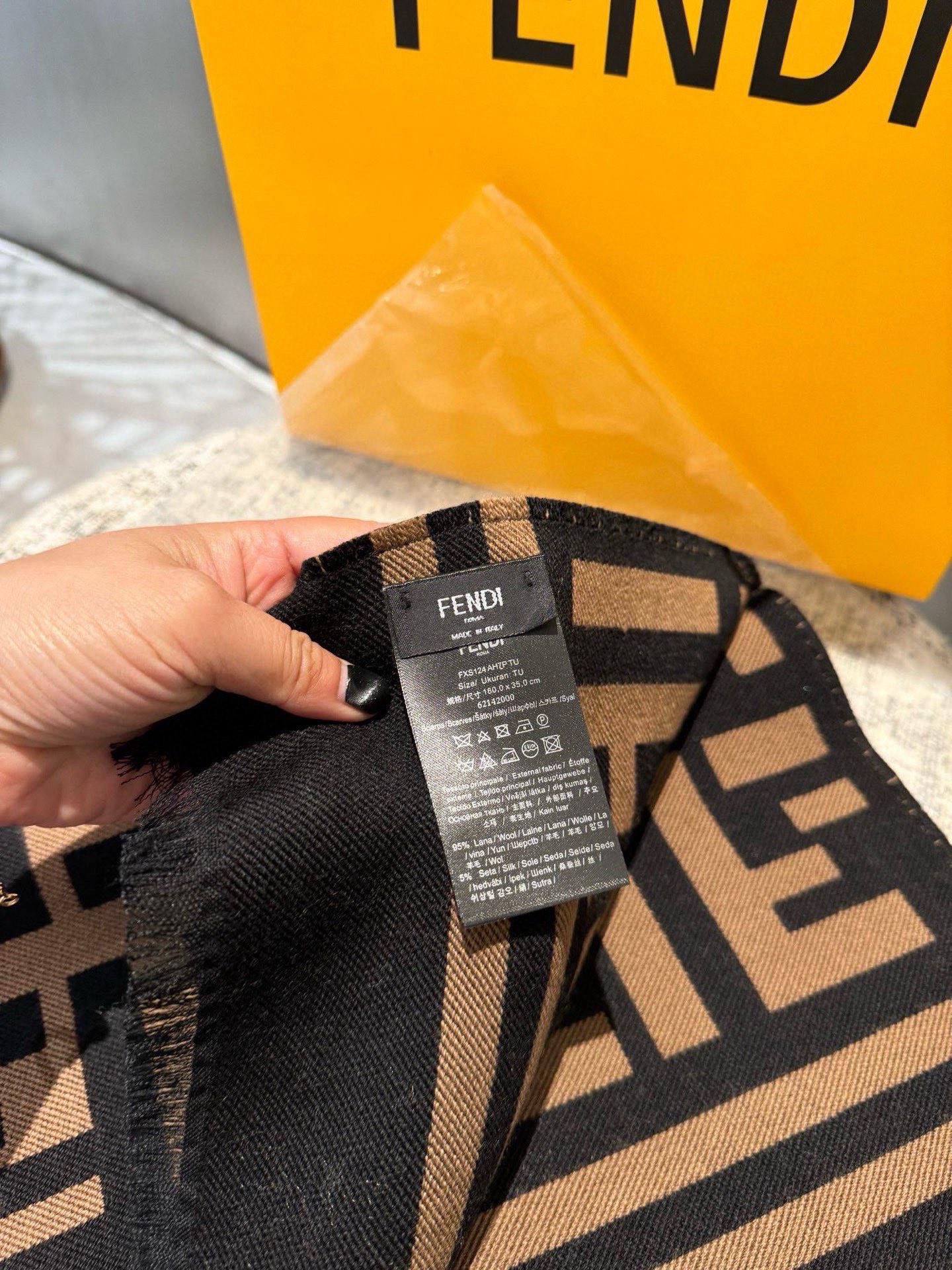 P 高版本 通用情侣款FENDI【FF】围巾，官网同步大牌更新，羊毛提花编织，手感柔软舒适奢华有质感，由