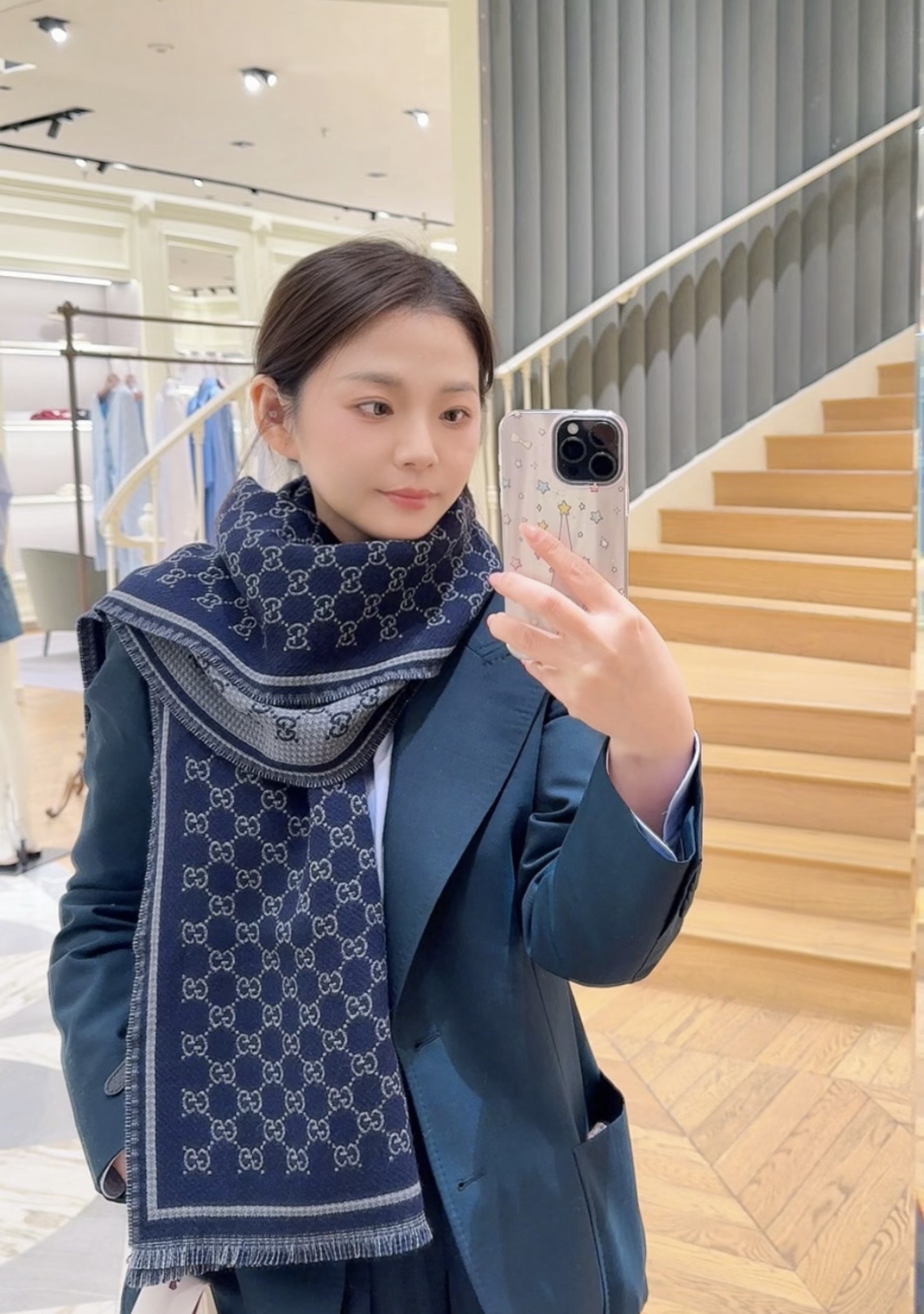 NO:704377,G family's latest style small letter fabric wool, size 47*180 wool silk scarf, decorated with oversized design GG pattern. The GG logo, first used in the 1970s, evolved from the early Gucci diamond design in the 1930s, and has since become a symbol of Gucci heritage. In the 2018 early spring series, the GG pattern returns to the forefront of fashion in a new way to match the returning trend of the plaid style. More unique and fashionable high version scarf, high version scarf, gucci, gucci, real silk19860909G家最新款风格小字母 面料羊毛,尺寸47*180 羊毛真丝围巾,装饰超大造型设计GG图案.于1970年代首次使用的GG标识,由始于1930年代的早期Gucci菱形设计演化而来,其后便成为Gucci传承的标志.在2018早春系列中,GG图案以全新方式重返时尚前沿搭配起重返潮流的格纹风格 更加独特时尚高版本围巾,高版本围巾,gucci,gucci,real silk,scarf