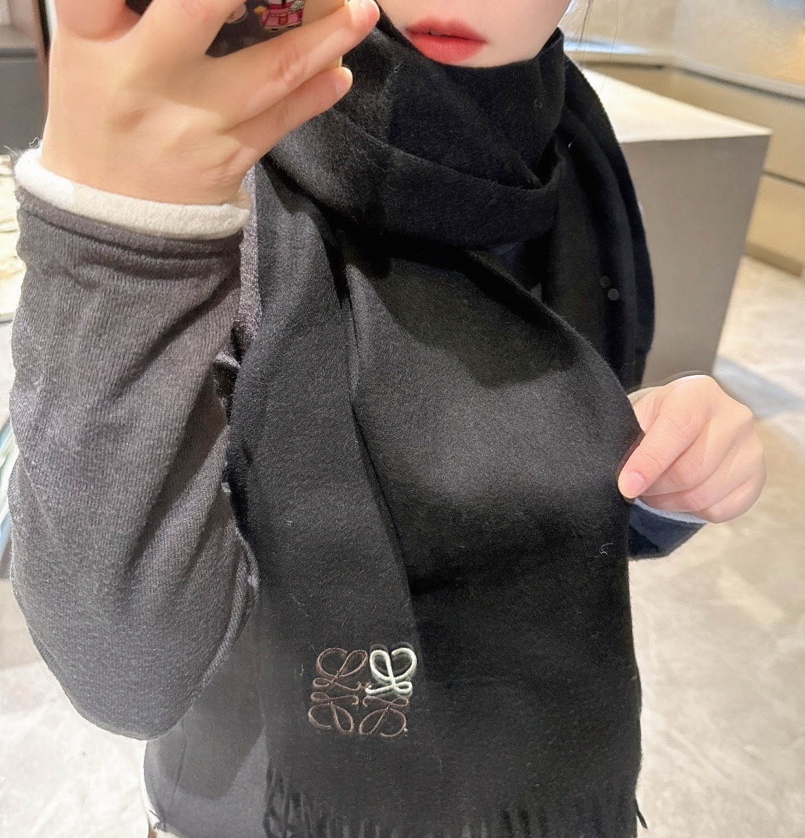 NO:704321,Luo Yiwei.【Men's and Women's Scarves】Praise for yourself, a rare high-end men's style!  Family benefits!  A very genuine scarf ~ I love the fabric, it is very soft, delicate and comfortable, with slight water ripples!  The atmosphere is simple and the color is super good-looking. Any boy will like this style. The small logo is very exquisite and the texture is unobtrusive~ The bulk goods have been shipped out a few months ago~ There is a little left over for the last order to benefit everyone~ Classic men's 30cm wide cashmere scarf!  Unisex style, size 35.180 (total length including tassels 180cm), suitable for formal wear or casual wear. It can be folded in half and hung or wrapped in a circle. It is gentlemanly style and has a warm demeanor!  high version scarf,high version scarf,loewe19860909罗意威.【男女围巾】怒赞自留,难得的高端男款！家属福利！非常正的围巾~面料大爱,非常柔软细腻舒服,轻度水波纹！大气简约,超级好看的男神配色,任何男生都会喜欢的款吧,小小Logo非常精致的点缀,有质感不张扬~大货几个月前已装船发走~尾单余一丢丢福利大家~经典男士的30cm宽羊绒围巾！男女通用款式,规格35.180（含穗子总长180cm）,搭配正装或者搭配休闲装都很合适~对折挂围或者绕圈围都完全可以,绅士有型~有温度的风度！高版本围巾,高版本围巾,loewe,scarf