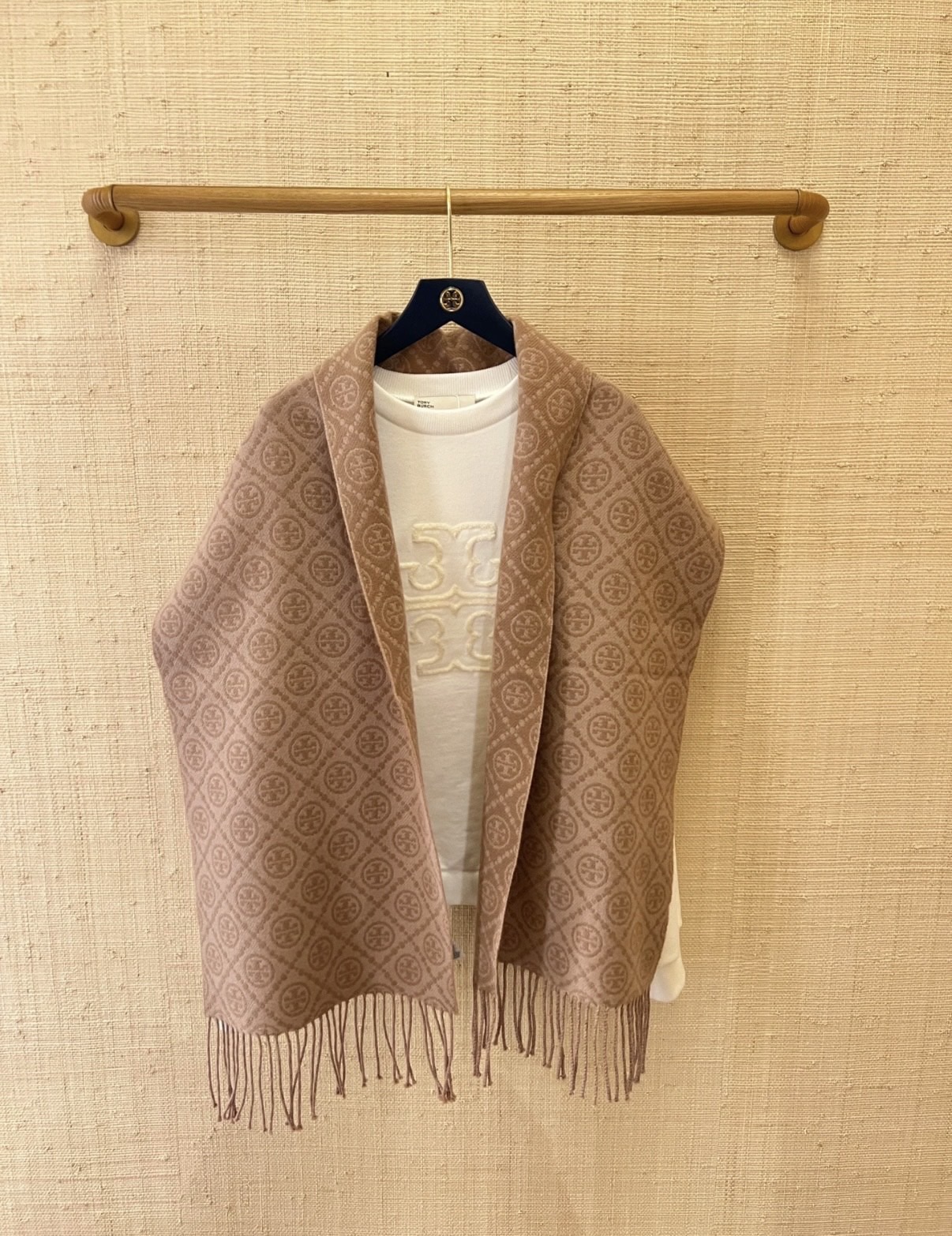 P💫TORY BURCH T MONOGRAM提花大号长围巾，秋冬必备时尚单品🔥 👉双面设计，提花针织，两端流苏装饰，软