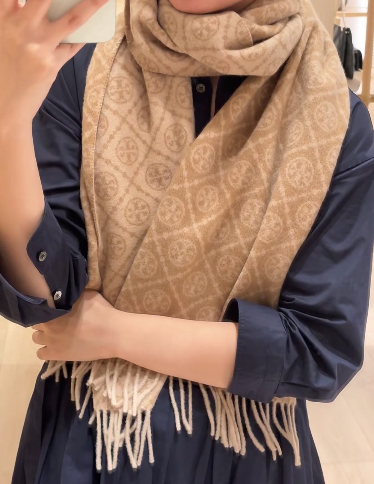 P💫TORY BURCH T MONOGRAM提花大号长围巾，秋冬必备时尚单品🔥 👉双面设计，提花针织，两端流苏装饰，软
