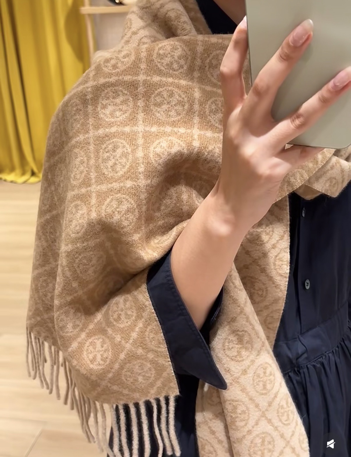 P💫TORY BURCH T MONOGRAM提花大号长围巾，秋冬必备时尚单品🔥 👉双面设计，提花针织，两端流苏装饰，软