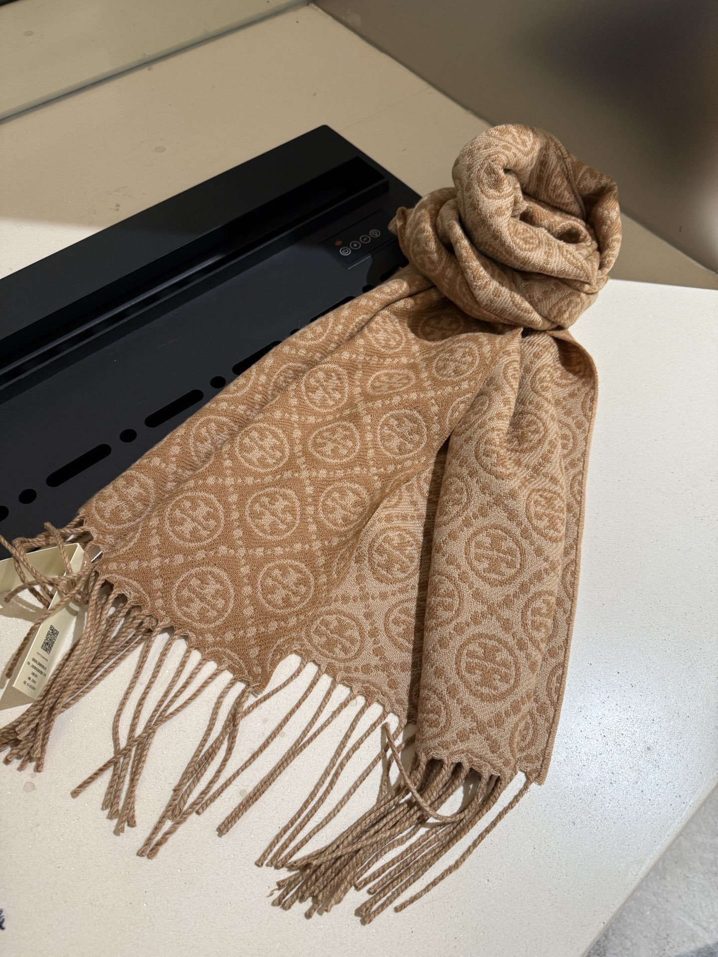 P💫TORY BURCH T MONOGRAM提花大号长围巾，秋冬必备时尚单品🔥 👉双面设计，提花针织，两端流苏装饰，软