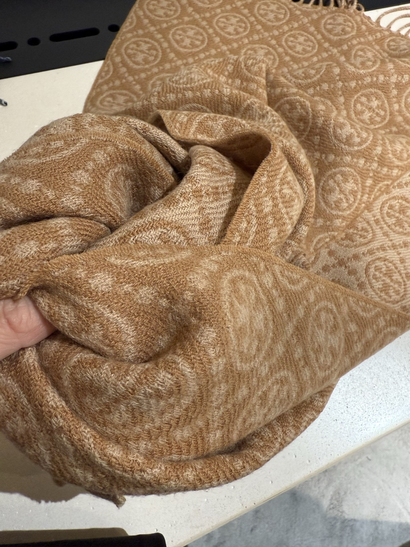P💫TORY BURCH T MONOGRAM提花大号长围巾，秋冬必备时尚单品🔥 👉双面设计，提花针织，两端流苏装饰，软