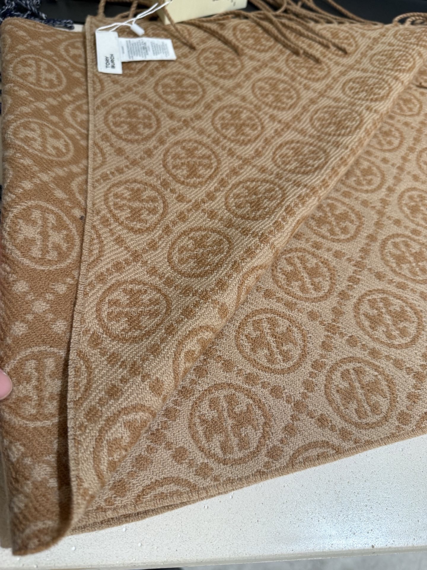P💫TORY BURCH T MONOGRAM提花大号长围巾，秋冬必备时尚单品🔥 👉双面设计，提花针织，两端流苏装饰，软