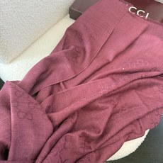 新色P重磅‼️Gucci经典披肩款,大尺寸G专柜的常青树款。品质极好的,❗️经典双G提花图案风靡了全世界❗️女人的衣柜里 新色P重磅‼️Gucci经典披肩款,大尺寸G专柜的常青树款。品质极好的,❗️经典双G提花图案风靡了全世界❗️女人的衣柜里