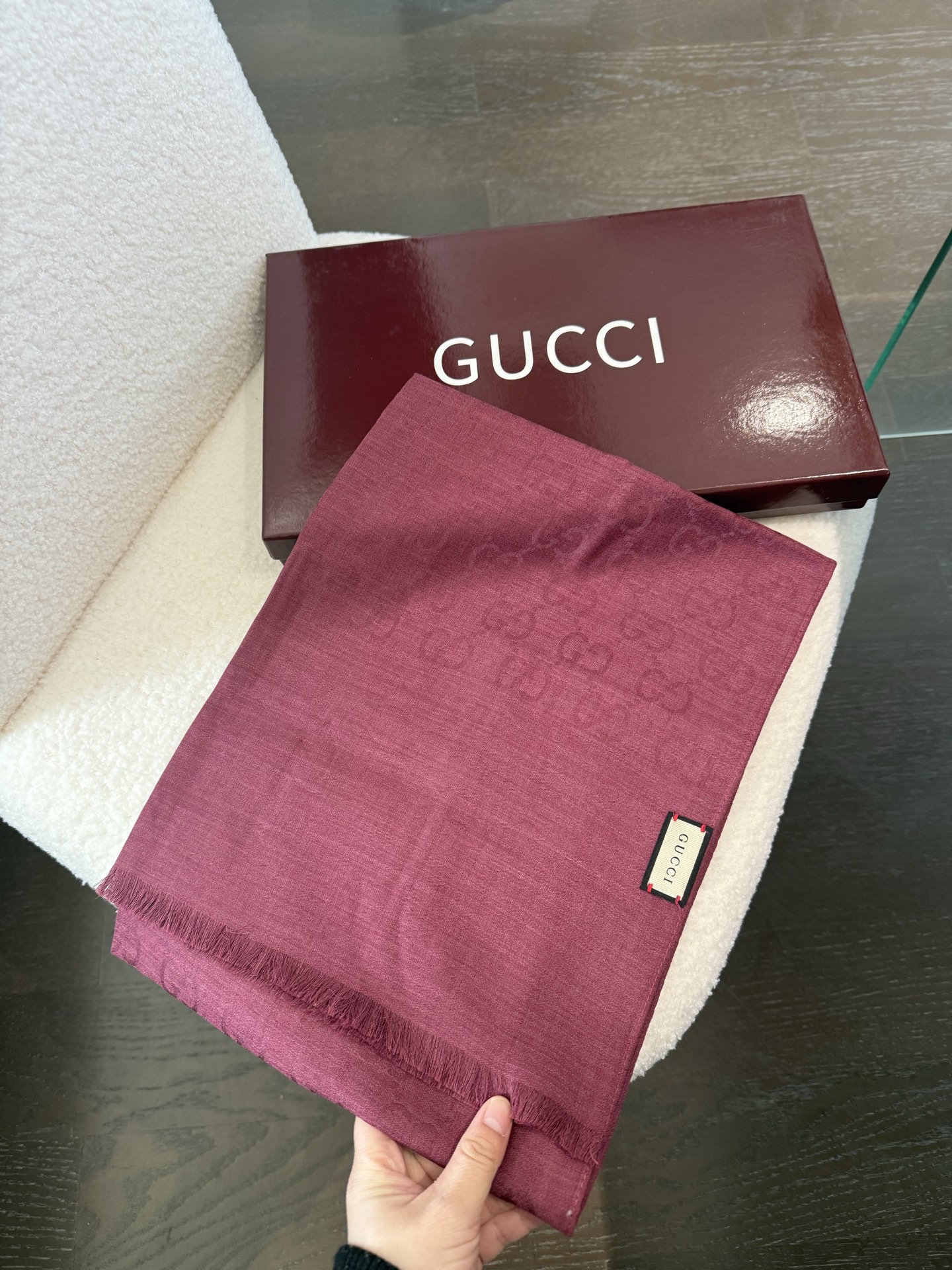 新色P重磅‼️Gucci经典披肩款,大尺寸G专柜的常青树款。品质极好的,❗️经典双G提花图案风靡了全世界❗️女人的衣柜里 新色P重磅‼️Gucci经典披肩款,大尺寸G专柜的常青树款。品质极好的,❗️经典双G提花图案风靡了全世界❗️女人的衣柜里