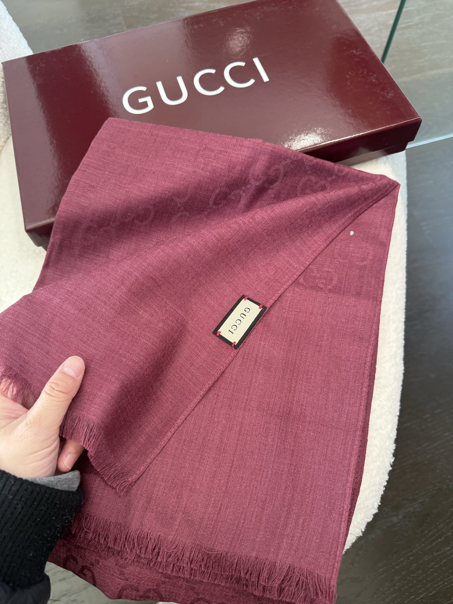 新色P重磅‼️Gucci经典披肩款,大尺寸G专柜的常青树款。品质极好的,❗️经典双G提花图案风靡了全世界❗️女人的衣柜里 新色P重磅‼️Gucci经典披肩款,大尺寸G专柜的常青树款。品质极好的,❗️经典双G提花图案风靡了全世界❗️女人的衣柜里