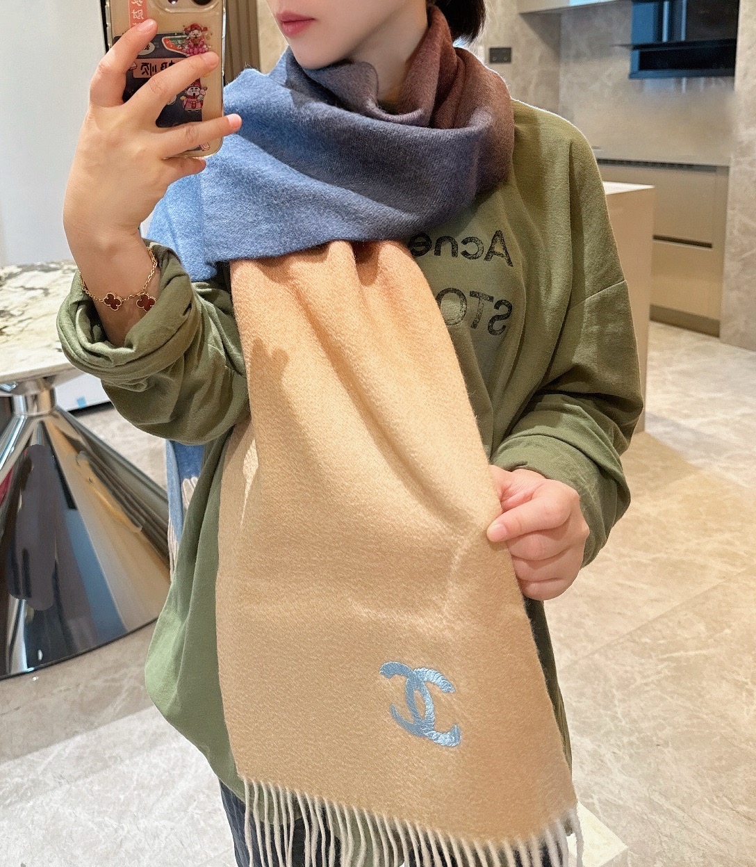 NO:714730,Chanel [Men's and women's scarves] are highly praised and reserved, a rare high-end men's style!  Family benefits!  Burberry's very authentic men's scarf ~ I love the fabric, it is very soft, delicate and comfortable, with slight water ripples!  The atmosphere is simple and the color is super good-looking. It is a style that any boy will like. The small logo is very exquisite and the texture is not ostentatious. The bulk goods have been shipped a few months ago. The last order is a little bit for everyone. The size is 30*180 (the total length including the tassel is 180cm). It is suitable for formal wear or casual wear. It can be folded in half or hung in a circle. It is a gentleman's style and has a warm demeanor!  high version scarf, high version scarf, burberry, chanel19860909香奈儿【男女围巾】怒赞自留,难得的高端男款！家属福利！巴宝莉非常正的男士围巾~面料大爱,非常柔软细腻舒服,轻度水波纹！大气简约,超级好看的男神配色,任何男生都会喜欢的款吧,小小Logo非常精致的点缀,有质感不张扬~大货几个月前已装船发走~尾单余一丢丢福利大家~规格30*180（含穗子总长180cm）,搭配正装或者搭配休闲装都很合适~对折挂围或者绕圈围都完全可以,绅士有型~有温度的风度！高版本围巾,高版本围巾,burberry,chanel,scarf