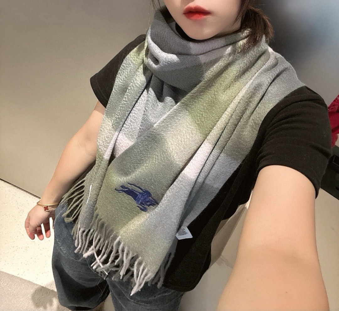 NO:714736,The cashmere version has the best reputation ~ The latest appearance of Burberry's deep water ripple classic cashmere plaid scarf counter. Currently, the counters have replaced it with the classic among the new standard classics. The other F products in the full appearance are weak. The super heavy water ripple, real material and pure cashmere. This export single specification has always been our best reputation series, and it will definitely become a fan of countless sisters.  I have to buy myself a pair of one-of-a-kind products. The double-sided cashmere has a very clear and beautiful water ripple in the classic size of 40*180, with clear water ripples. This is the only batch of good products. I will not replenish it after it is sold out. You get what you pay for. The factory said that this product will not be ordered again. The customer provides the yarn, dyes it, and fixes the color. It takes half a year!  This year’s batch is the only one, there aren’t many good ones that feel soft and fluffy, luxurious and textured. High version scarf, high version scarf, burberry19860909羊绒版本王牌口碑～巴宝莉深度水波纹经典羊绒格子围巾专柜最新品相,目前专柜都换上了新标经典中的经典.全品相其他什么F货都弱爆了,超级重磅的水波纹,真材实料纯羊绒这个出口单规格一直是我们王牌口碑系列,必入圈粉无数无数姐妹们怎么都得给自己整一条总之一等一的好货.双面羊绒都有着非常清晰漂亮的水波纹40*180的经典尺寸,清楚明了的水波纹.好货仅此一批.售完真心没有补.一分钱一分货,工厂说了这款不会再下单,客方提供纱线,再染色,再定色,翻来覆去要半年了！今年就这一批,没有多少条手感柔软蓬松,奢华有质感正儿八经的好东西啊.高版本围巾,高版本围巾,burberry,scarf