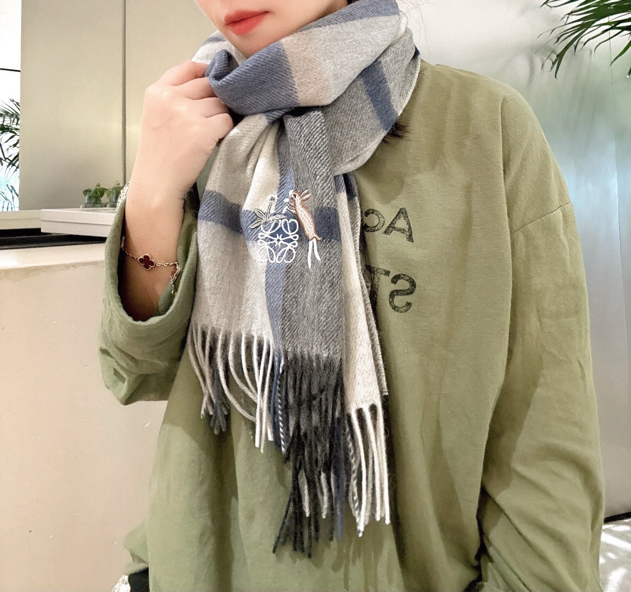 NO:714738,Luo Yiwei's [Men's and Women's Scarf] is a rare high-end men's style!  Family benefits!  Burberry's very authentic men's scarf ~ I love the fabric, it is very soft, delicate and comfortable, with slight water ripples!  The atmosphere is simple and the color is super good-looking. It is a style that any boy will like. The small logo is very exquisite and the texture is not ostentatious. The bulk goods have been shipped a few months ago. The last order is a little bit for everyone. The size is 30*180 (the total length including the tassel is 180cm). It is suitable for formal wear or casual wear. It can be folded in half or hung in a circle. It is a gentleman's style and has a warm demeanor!  .high version scarf,high version scarf,burberry,loewe19860909罗意威【男女围巾】怒赞自留,难得的高端男款！家属福利！巴宝莉非常正的男士围巾~面料大爱,非常柔软细腻舒服,轻度水波纹！大气简约,超级好看的男神配色,任何男生都会喜欢的款吧,小小Logo非常精致的点缀,有质感不张扬~大货几个月前已装船发走~尾单余一丢丢福利大家~规格30*180（含穗子总长180cm）,搭配正装或者搭配休闲装都很合适~对折挂围或者绕圈围都完全可以,绅士有型~有温度的风度！.高版本围巾,高版本围巾,burberry,loewe,scarf