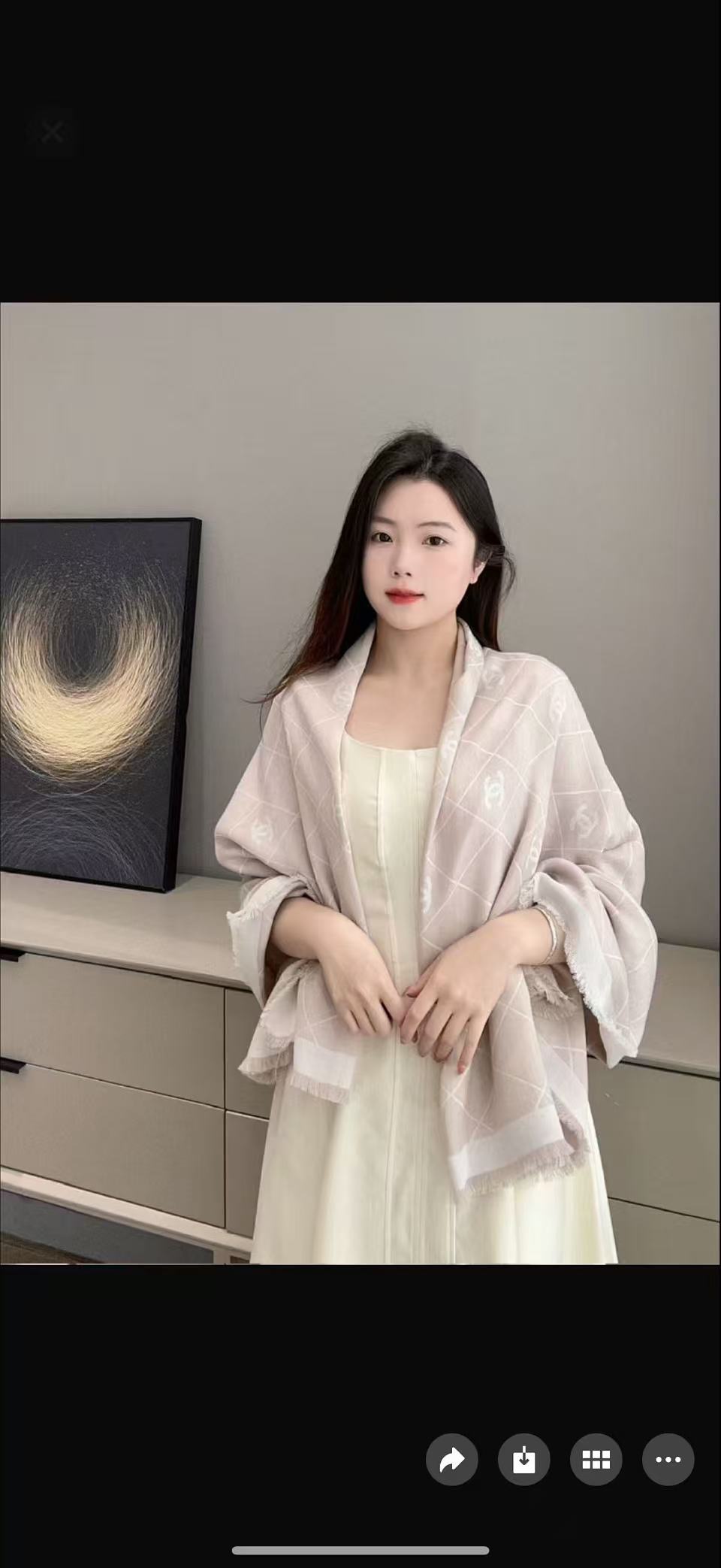 NO:714727,The most popular Chanel rhombus shawl in black and gray in 2025, double-sided design to experience different styles of wear, a classic that will never go out of style, you can’t get it at all!  The classic rhombus bag has become an irreplaceable iconic pattern of Xiangjia's classics in the past. This rhombus scarf is a noble product among classics. Each brand's logo has its own story and background. A brand's logo also brings people the impression and feeling of the brand. Real success is to be classic and deeply rooted in people's hearts. Xiangjia's classic and simple double-Clogo is the representative of women in the new era!  This shawl is definitely one of the classic styles. No matter what color the coat is paired with, it is fashionable. This kind of classic thing is hard to find. The double-sided jacquard is very difficult to craft and consumes a lot of materials. It is a rhythm that should be collected and cherished!  140*140cm 40 wool, 32 silk, 28 cashmere!  High version scarf, high version scarf, chanel, chanel, real silk, shawls19860909黑灰色 2025最爆火的chanel 菱格披肩,双面设计体验不同风格穿搭,永远不会过时的经典,根本抢不到！ 经典菱格的包包已经成为香家历代经典不可替代的标志性图纹 这款菱格围巾 更是经典中的的高贵出品 每一个品牌的logo后面都有一个属于自己的故事和背景 ,一个品牌的logo也给人们带来对品牌的印象和感受,能做到经典而深入人心才是真正的成功 香家经典而简洁的双Ｃlogo更是新时代女性的代表！ 这款披肩绝对是经典风格之一 ,无论搭配什么色调的大衣都是大气时尚,这种经典的东西可遇不可求.双面提花的工艺难度之大费料之多妥妥的且收且珍惜的节奏！140*140cm 40羊毛,32真丝,28羊绒！高版本围巾,高版本围巾,chanel,chanel,real silk,shawls,scarf