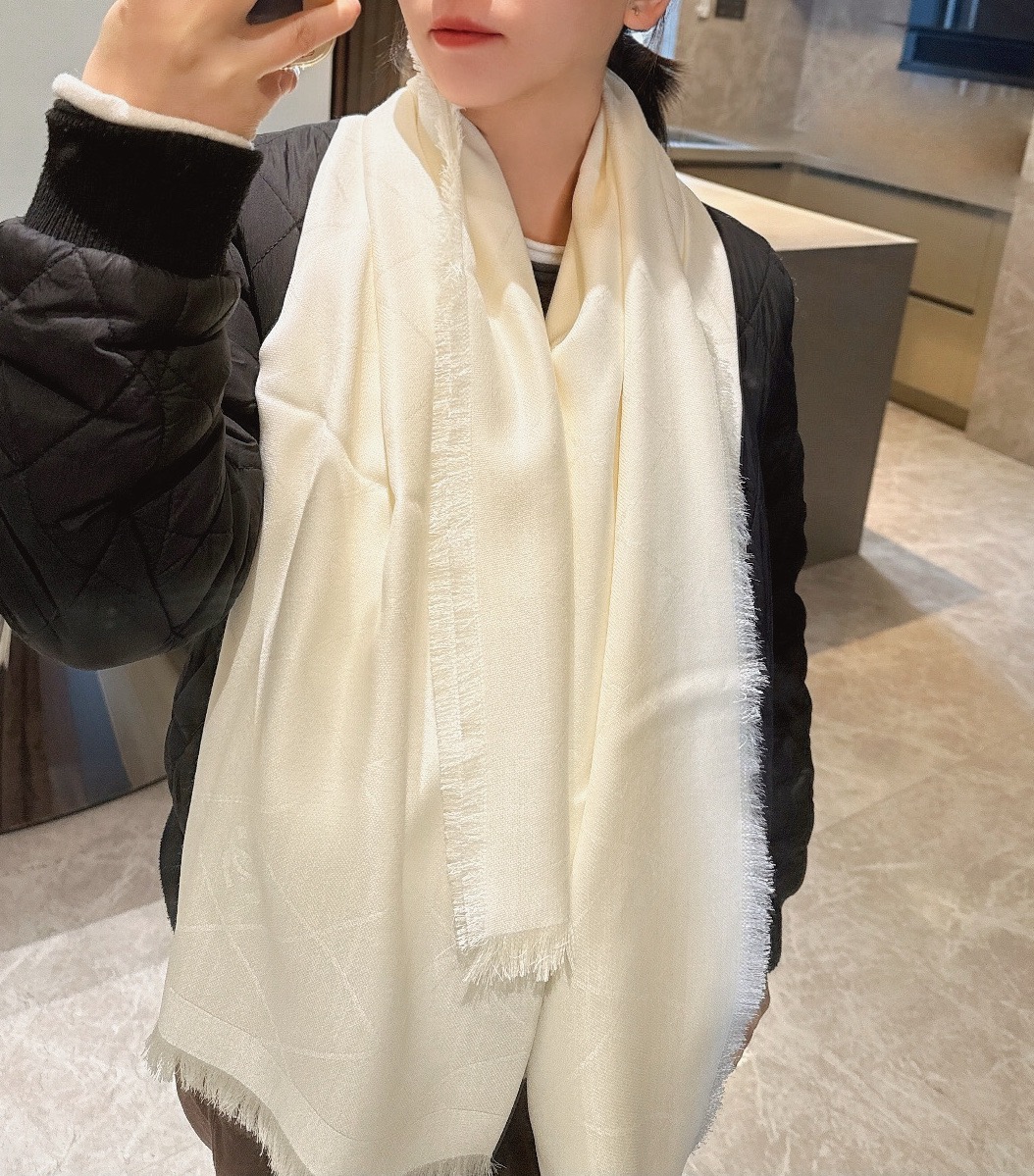NO:714729,New color 2025's most popular chanel rhombus shawl, double-sided design to experience different styles of wear, a classic that will never go out of style, you can't get it at all!  The classic rhombus bag has become an irreplaceable iconic pattern of Xiangjia's classics in the past. This rhombus scarf is a noble product among classics. Each brand's logo has its own story and background. A brand's logo also brings people the impression and feeling of the brand. Real success is to be classic and deeply rooted in people's hearts. Xiangjia's classic and simple double-Clogo is the representative of women in the new era!  This shawl is definitely one of the classic styles. No matter what color the coat is paired with, it is fashionable. This kind of classic thing is hard to find. The double-sided jacquard is very difficult to craft and consumes a lot of materials. It is a rhythm that should be collected and cherished!  140*140cm 40 wool, 32 silk, 28 cashmere!  High version scarf, high version scarf, chanel, chanel, real silk, shawls19860909新色 2025最爆火的chanel 菱格披肩,双面设计体验不同风格穿搭,永远不会过时的经典,根本抢不到！ 经典菱格的包包已经成为香家历代经典不可替代的标志性图纹 这款菱格围巾 更是经典中的的高贵出品 每一个品牌的logo后面都有一个属于自己的故事和背景 ,一个品牌的logo也给人们带来对品牌的印象和感受,能做到经典而深入人心才是真正的成功 香家经典而简洁的双Ｃlogo更是新时代女性的代表！ 这款披肩绝对是经典风格之一 ,无论搭配什么色调的大衣都是大气时尚,这种经典的东西可遇不可求.双面提花的工艺难度之大费料之多妥妥的且收且珍惜的节奏！140*140cm 40羊毛,32真丝,28羊绒！高版本围巾,高版本围巾,chanel,chanel,real silk,shawls,scarf